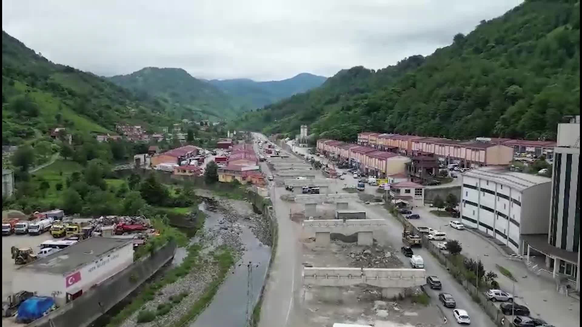Hopa sanayi mevkiinde devam eden yol çalışmasına şoförler tepki gösterdi: Bir türlü bitmiyor"