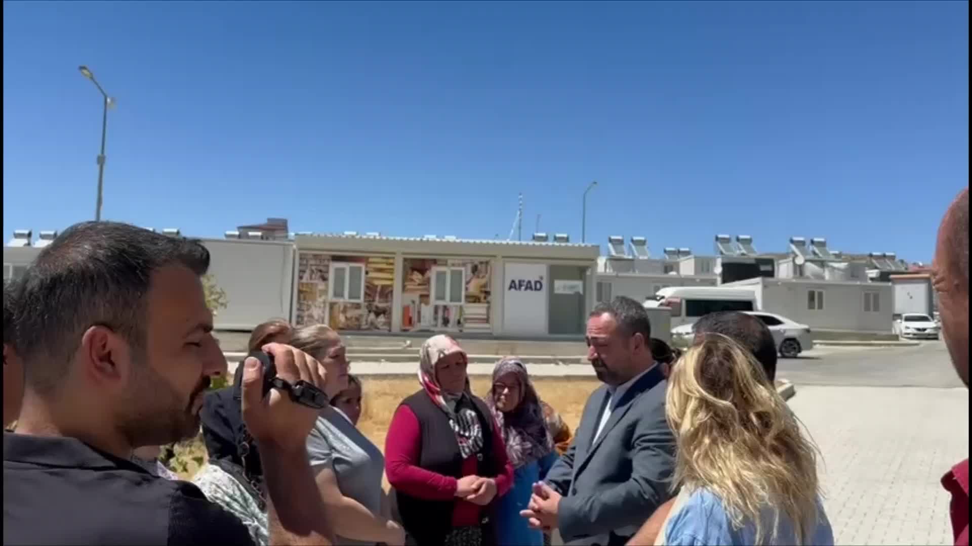 CHP Elazığ İl Başkanı Özkan, konteyner kentten çıkarılmak istenen depremzedelerle görüştü