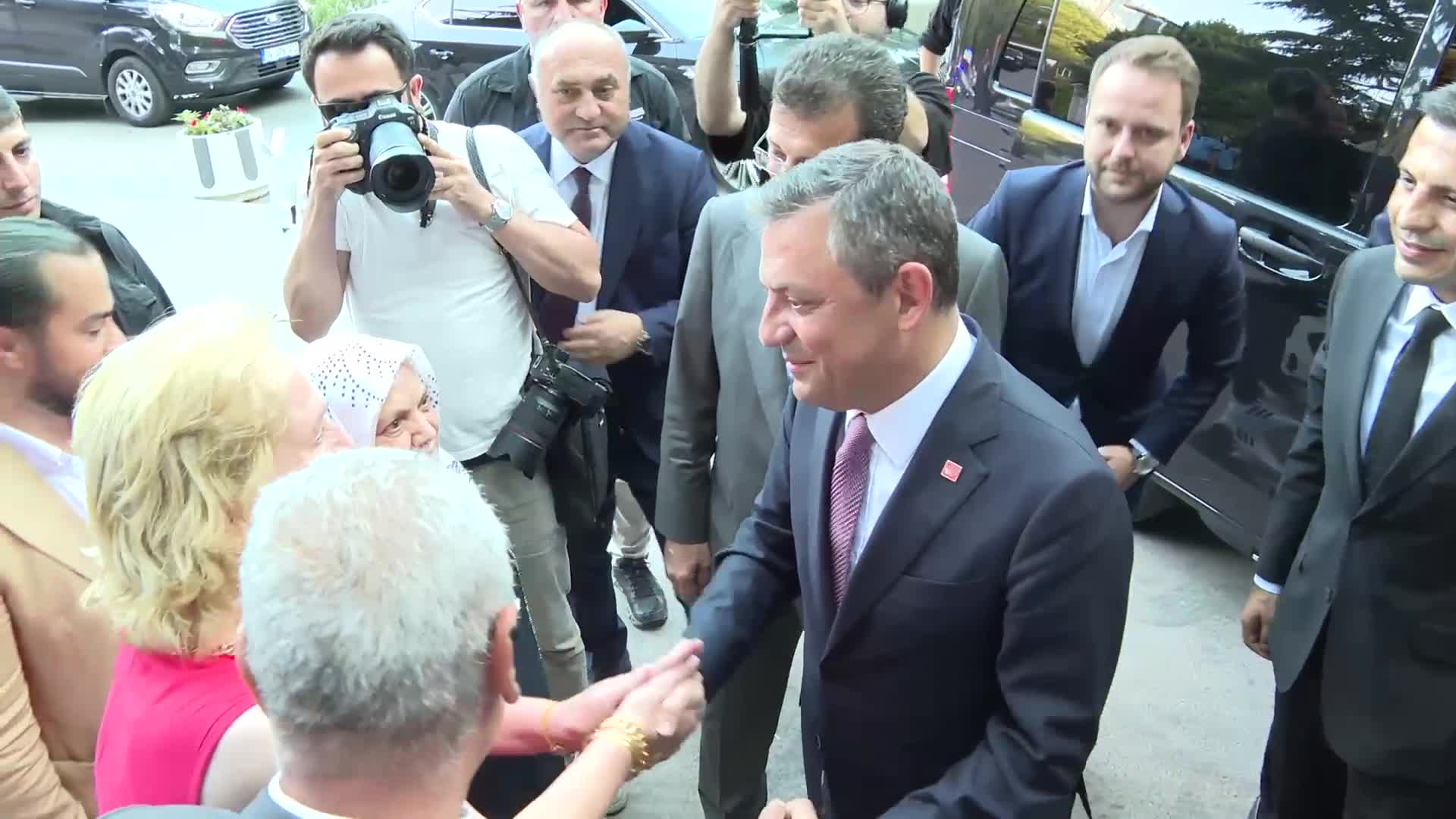 Özgür Özel, gazeteci Gülşah İnce ve Doç. Dr. Oğuz Demir çiftinin nikah törenine katıldı