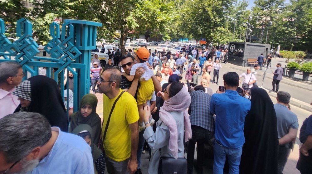 İran'da Cumhurbaşkanı seçiminde oylar sayılıyor, reformist aday Pezeşkiyan önde