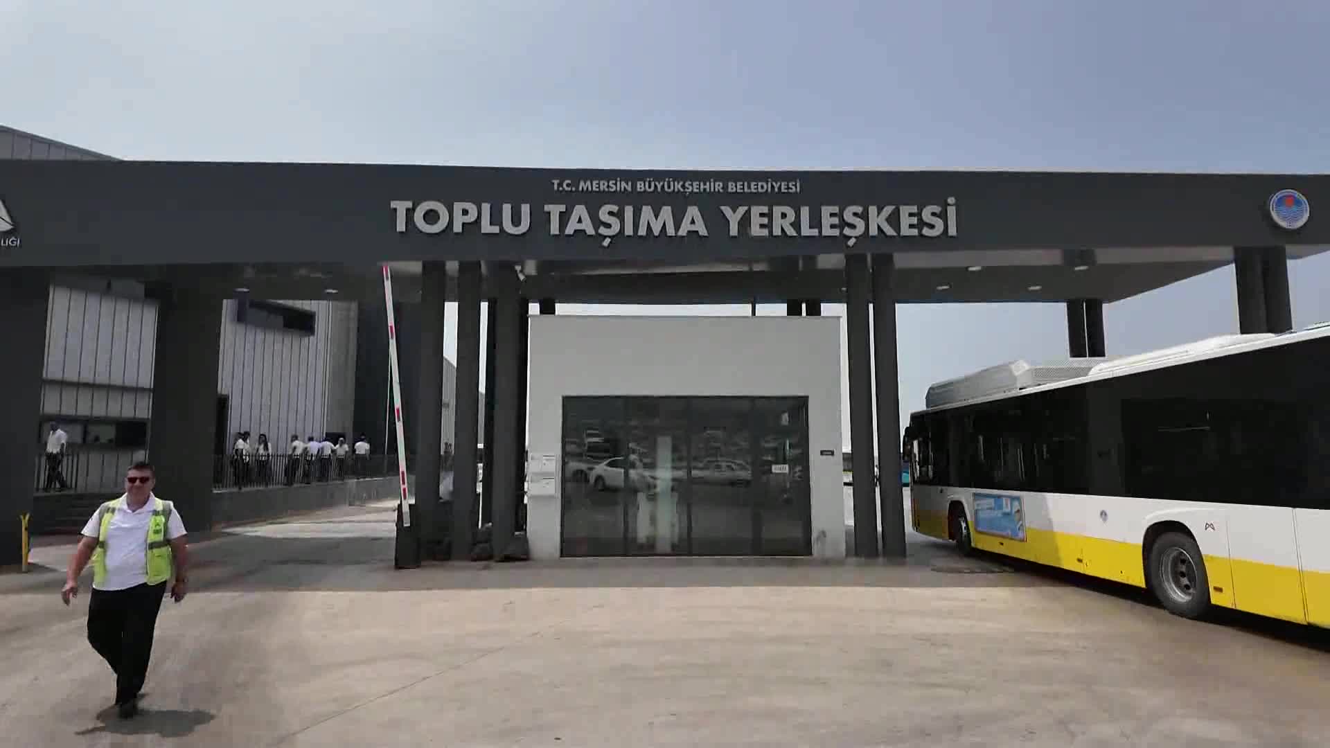Mersin Büyükşehir'in otobüs ve itfaiye şoförleri, ileri sürüş teknikleri eğitimi ile bilgilerini tazeliyor