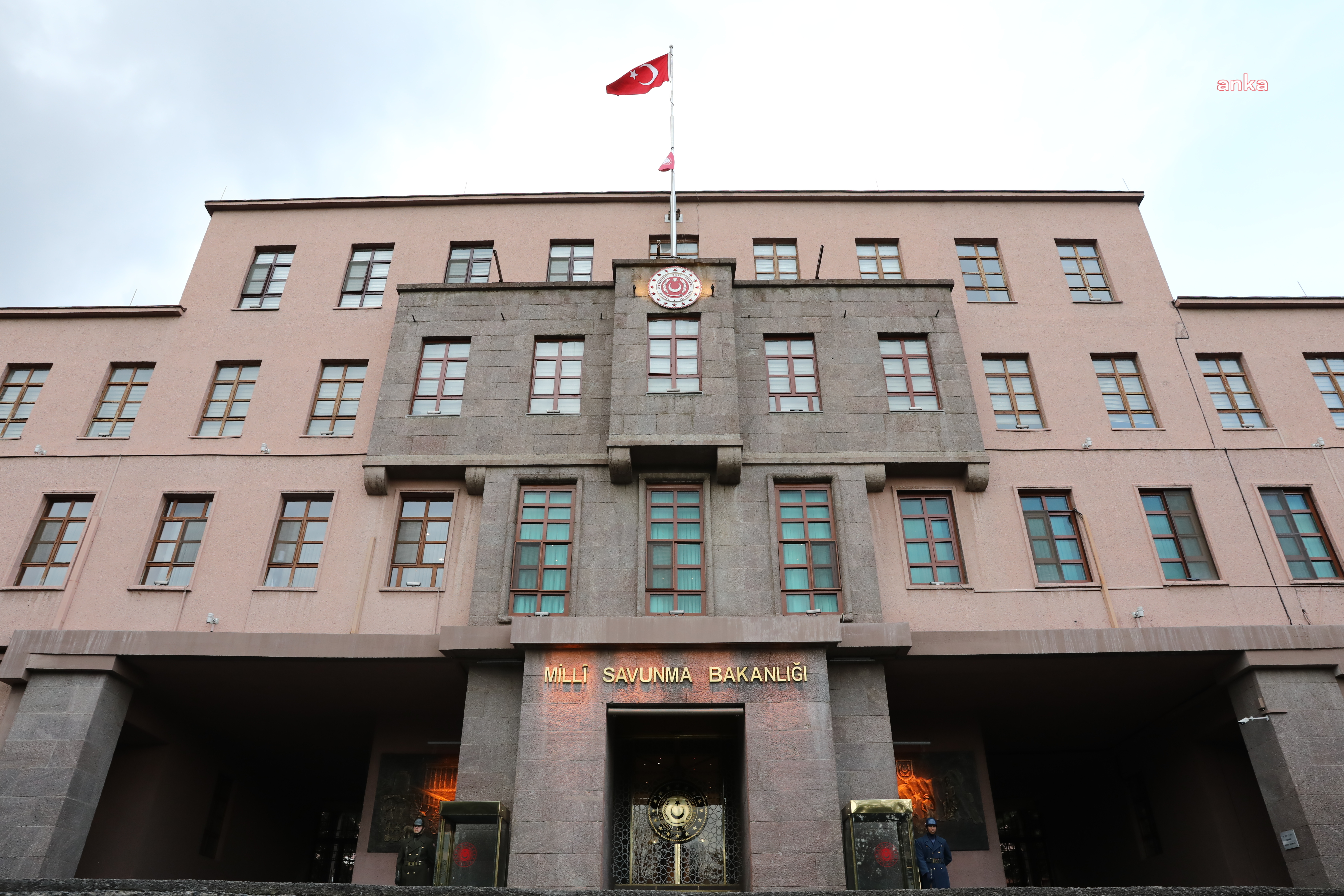 MSB'den İzmir'deki yangına ilişkin açıklama: "3 adet Couger tipi helikopter ile 2 adet CH-47 tipi helikopter görevlendirildi"