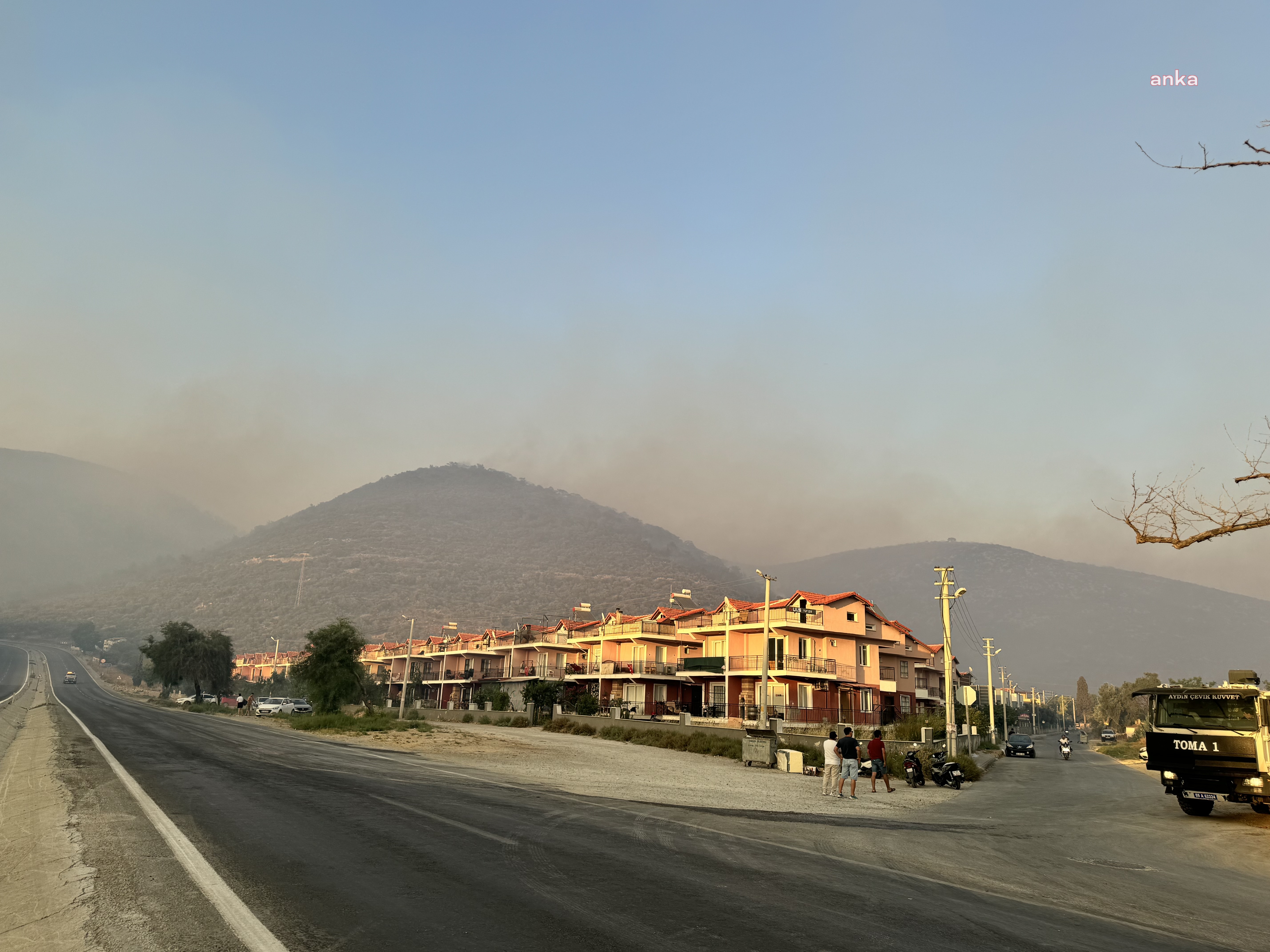 Kuşadası’nda konutları orman yangınına yakın olan vatandaşlara tahliye çağrısı
