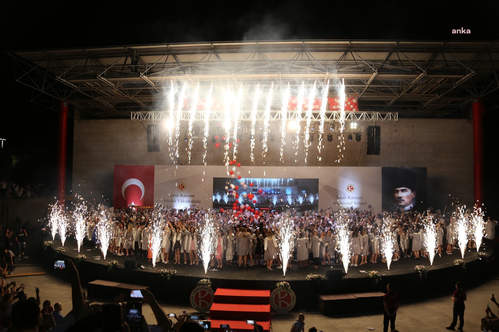 İzmir Kavram Meslek Yüksekokulu’nda mezuniyet coşkusu