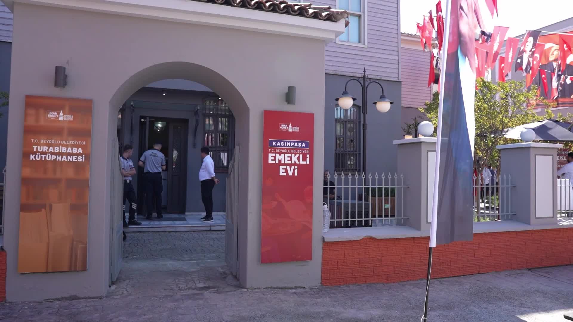Beyoğlu Belediyesi, ilk Emekli Evi'ni Kasımpaşa'da hizmete açtı... Emekliler, 1 TL'ye çay, 5 TL'ye kahve içebilecek