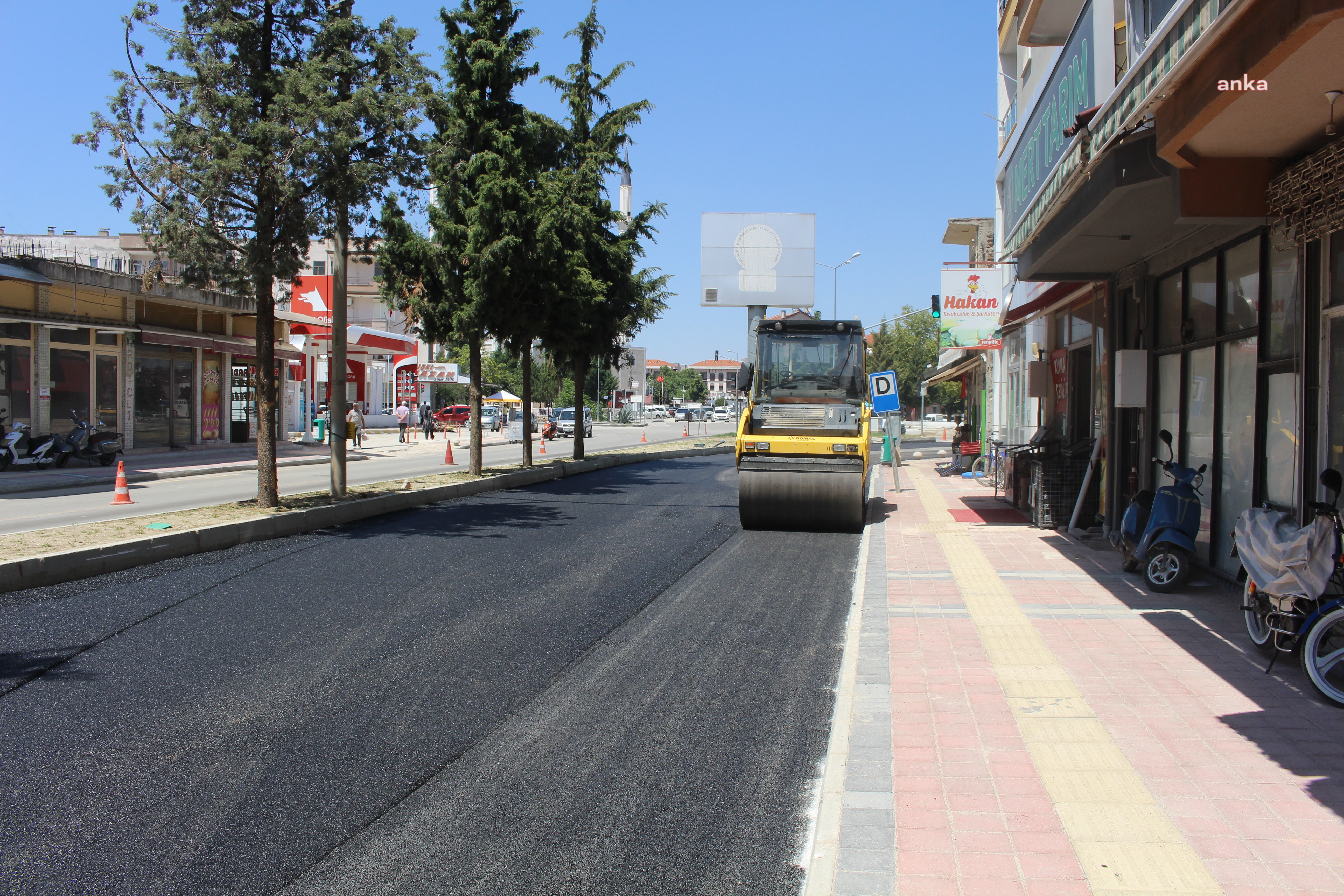 Antalya Büyükşehir'den, Korkuteli İstiklal Caddesi'nde asfalt çalışması