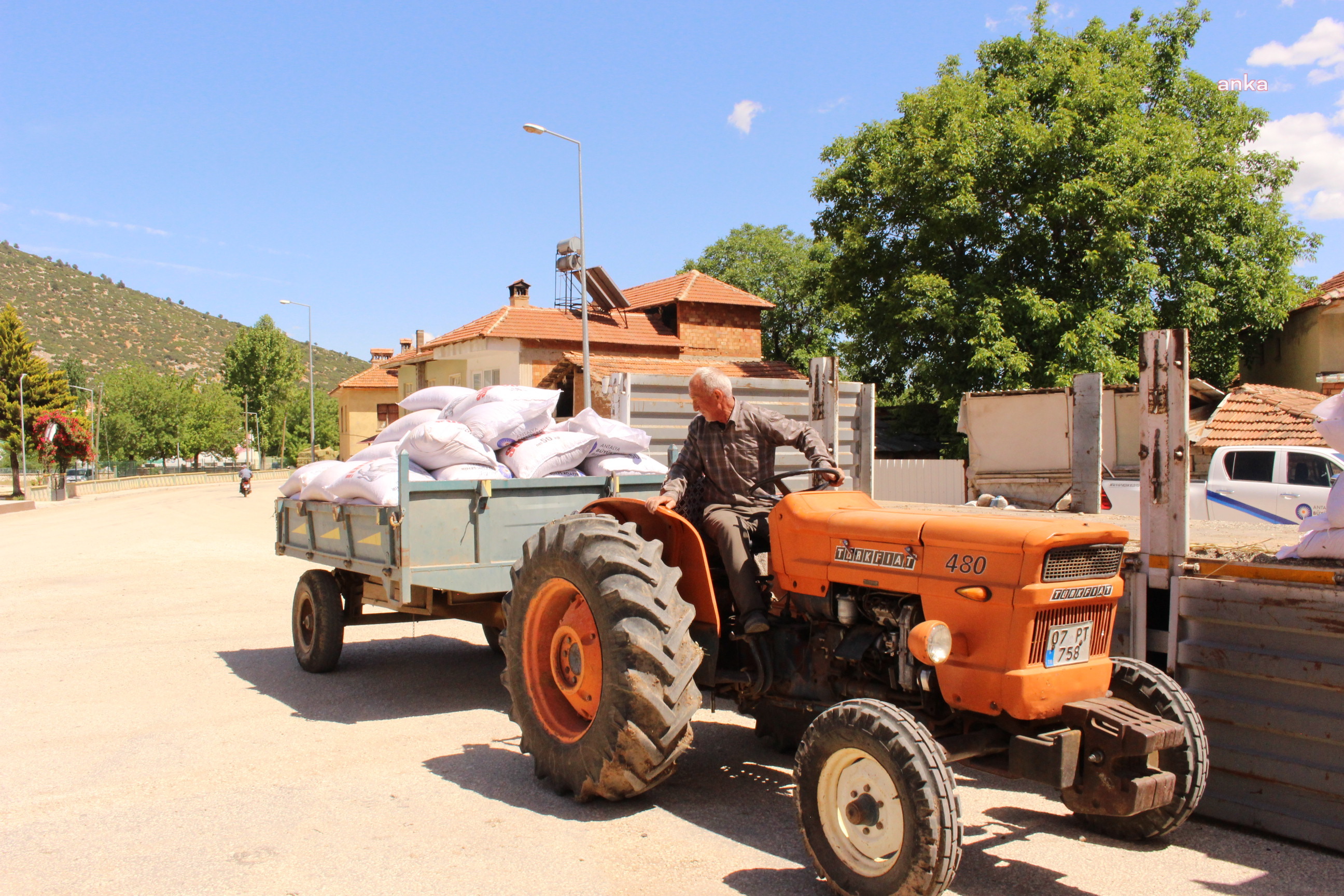 Antalya Büyükşehir’den Gazipaşa ve Elmalı'da üreticilere yem desteği