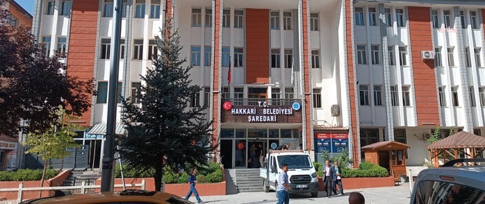 Kayyumla yönetilen Hakkari Belediyesi’ne DEM Partili Meclis üyelerinin girişi engellendi