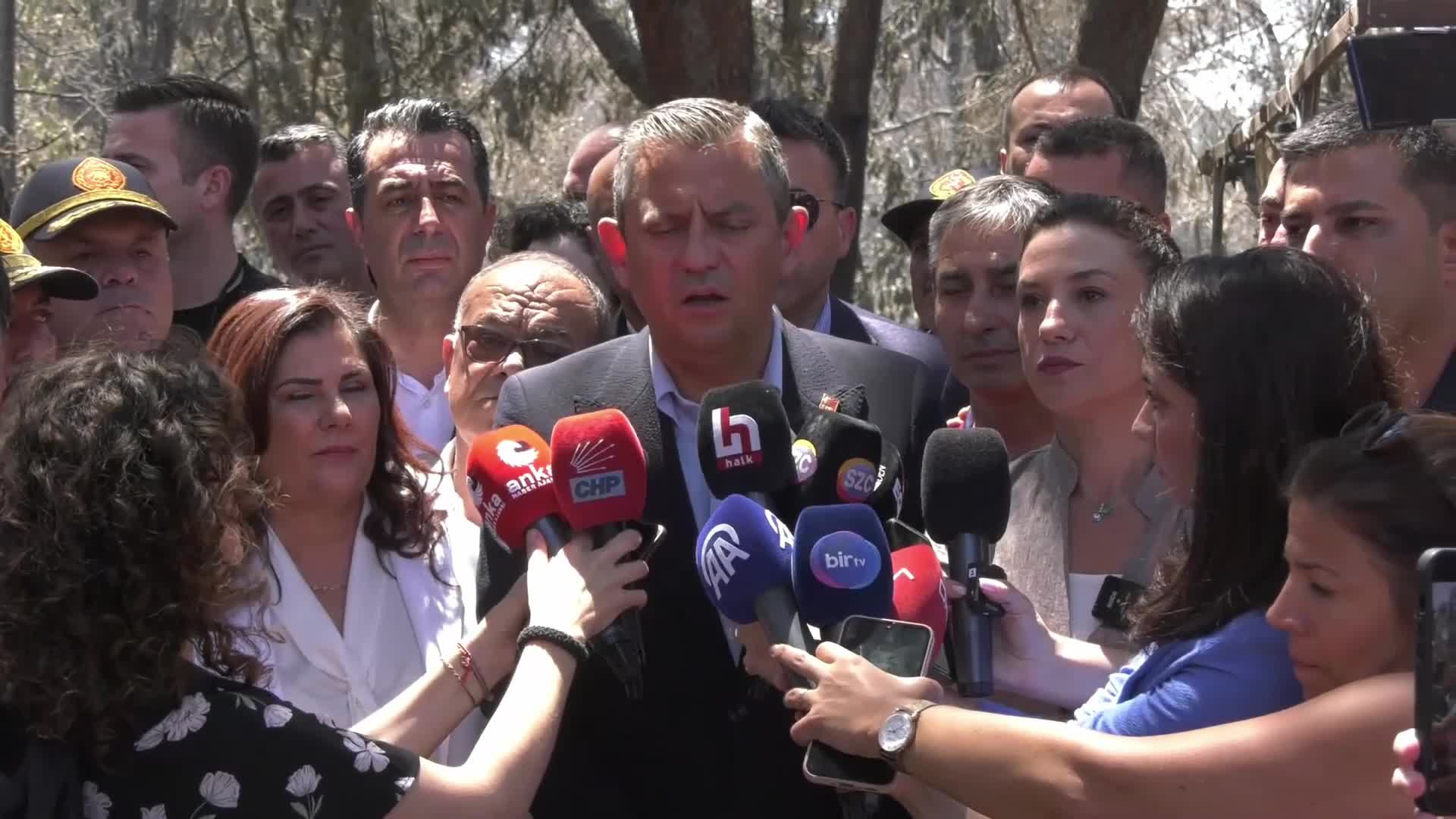 Özgür Özel, Selçuk'ta: Her bir metrekare yeşil alan hepimizin bu millete namus borcudur. Merkezi idaredeki muhataplarımızı birlikte çalışmaya ve ortaklaşmadan korkmamaya davet ediyoruz