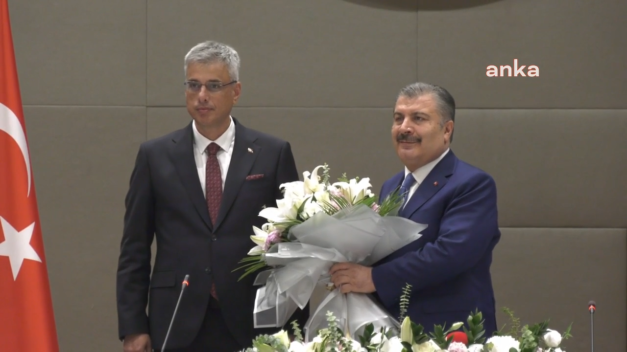 Sağlık Bakanlığı'nda devir teslim... Görevini Kemal Memişoğlu'na devreden Fahrettin Koca: "Bu bir veda konuşması değil insanımıza karşı mesuliyet duygum ömür boyu devam edecek"