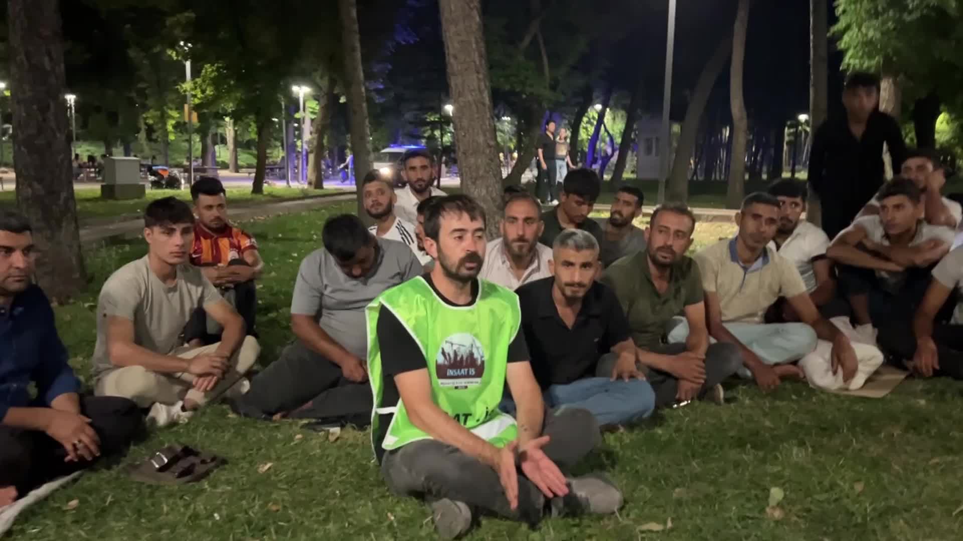 Mersin'de TOKİ projesinde çalışan işçiler, paralarını alamadıkları için Ankara'da eylem başlattı