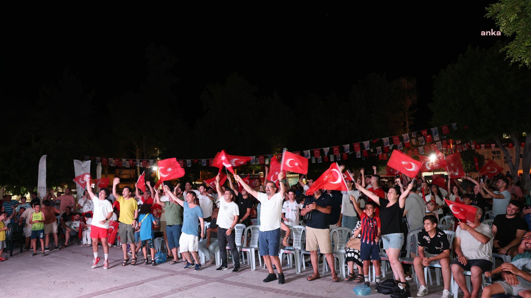 Silifke Belediyesi, milli maç için dev ekran kurdu