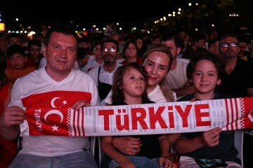 Silivri Belediye Başkanı Balcıoğlu, milli maçı vatandaşlarla izledi