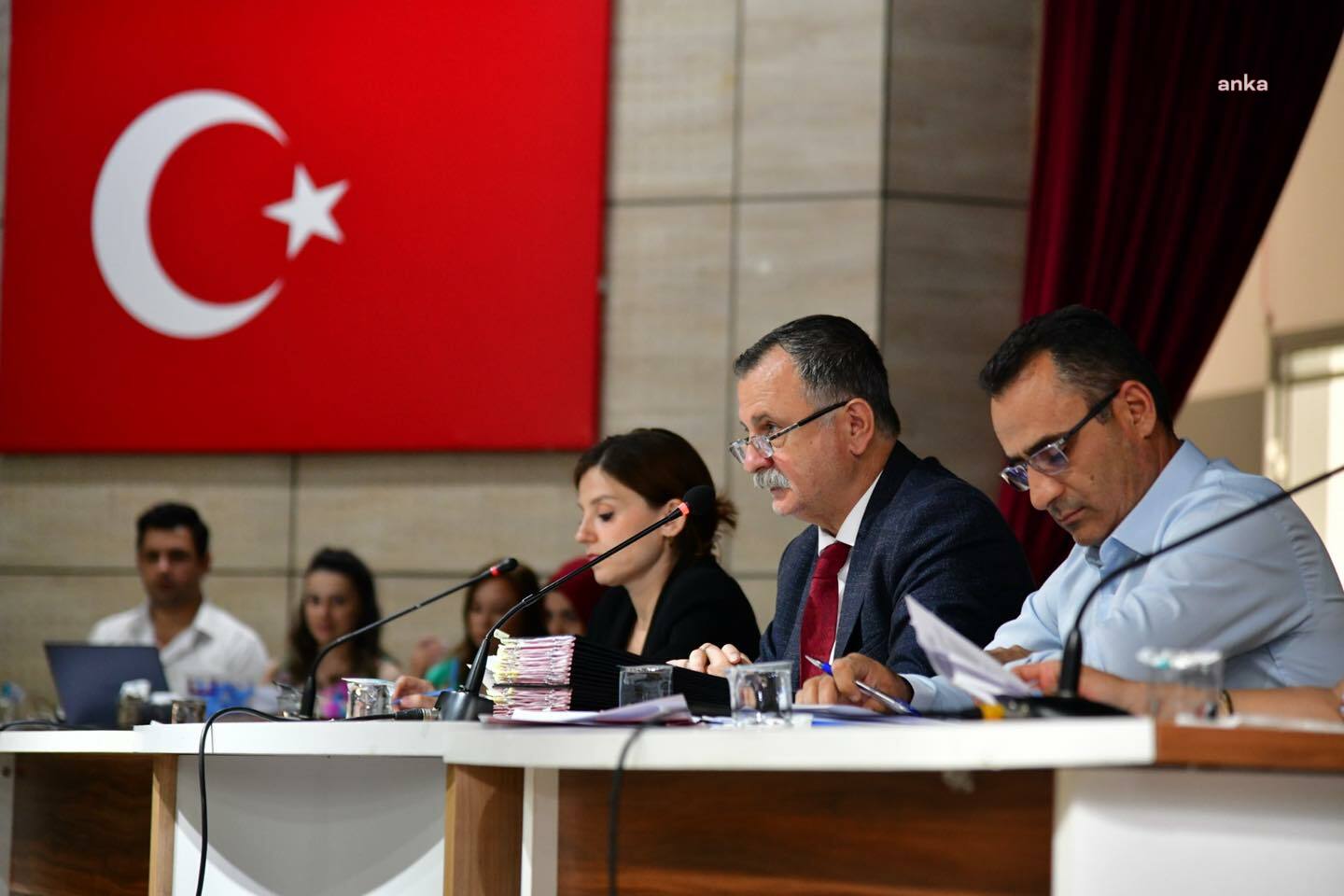 Yunusemre Belediye Meclis toplantısında,  hayatını kaybeden kurucu meclis üyesi Güzgülü unutulmadı