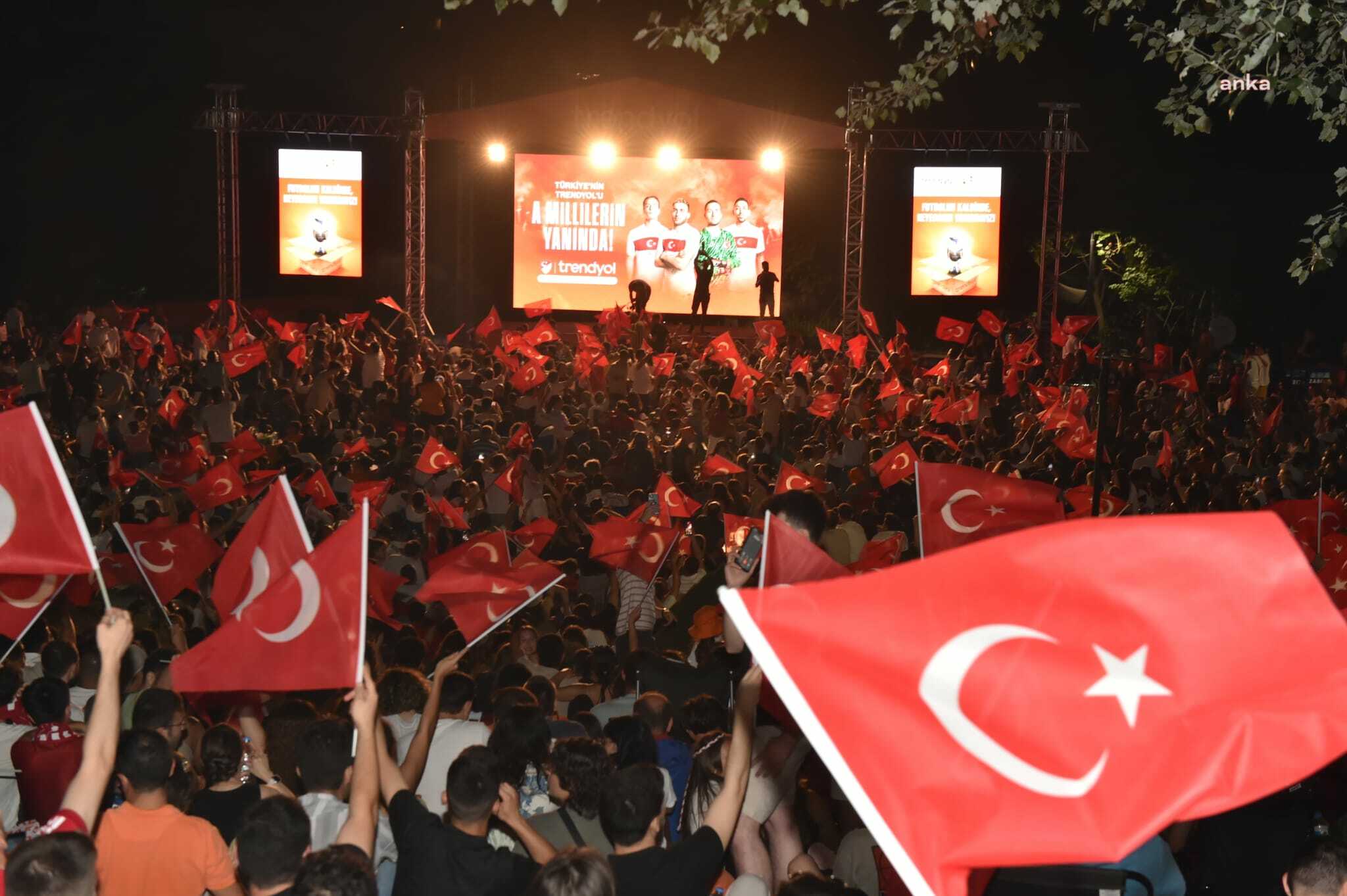 Milli heyecan, Beşiktaş'ta Sanatçılar Parkı'nda yaşandı