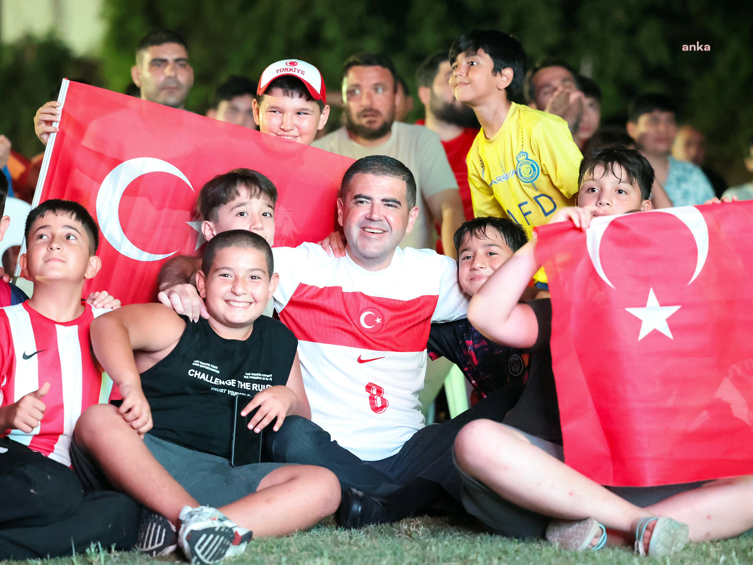 Mezitli Belediye Başkanı Tuncer, milli maçı vatandaşlarla izledi