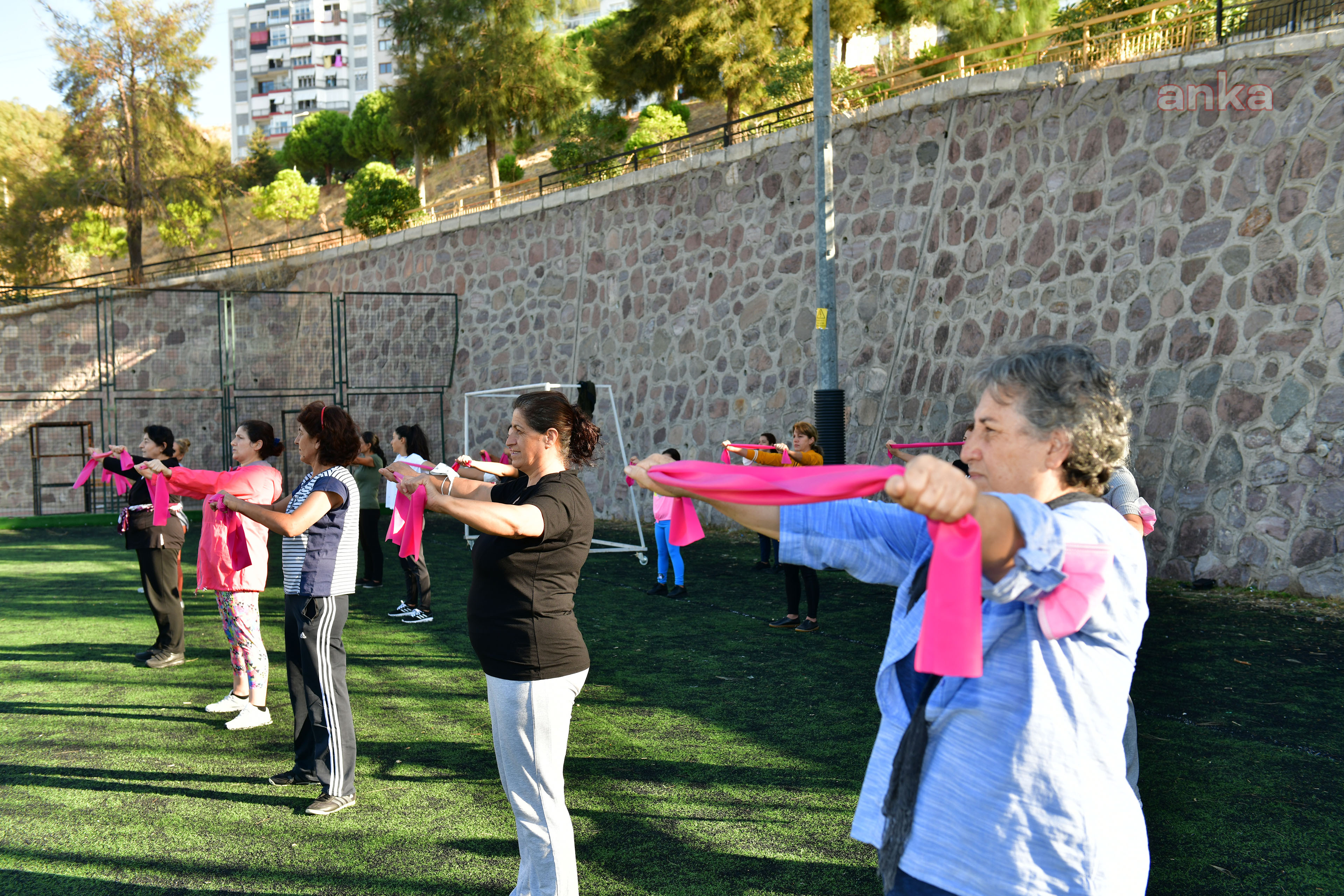 ÇİĞLİ'DE MEME KANSERİ İÇİN PEMBE MASKELİ PLATES