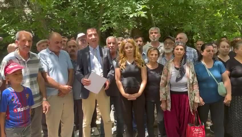 Elazığ'ın Sugözü Mahallesi'nde vatandaşlar, mahallelerinde faaliyet gösteren kalker ocağı çalışmalarının durdurulmasını istiyor