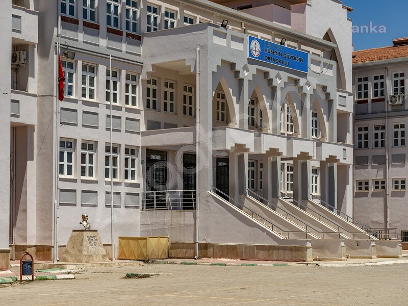 MERSİN'DE ÖĞRETMENE "DEKOLTENİN DE DEKOLTESİ" GİYİNME ŞİKAYETİ İŞLEME KONULDU