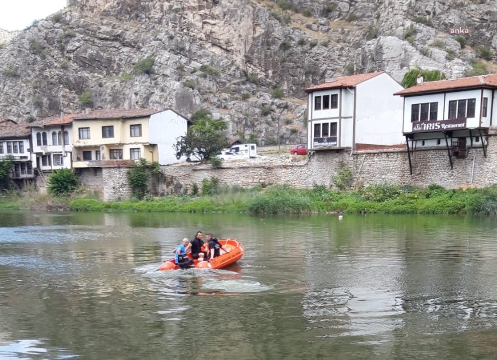 Amasya Belediyesi’nden Yeşilırmak Nehri’nde temizlik çalışması