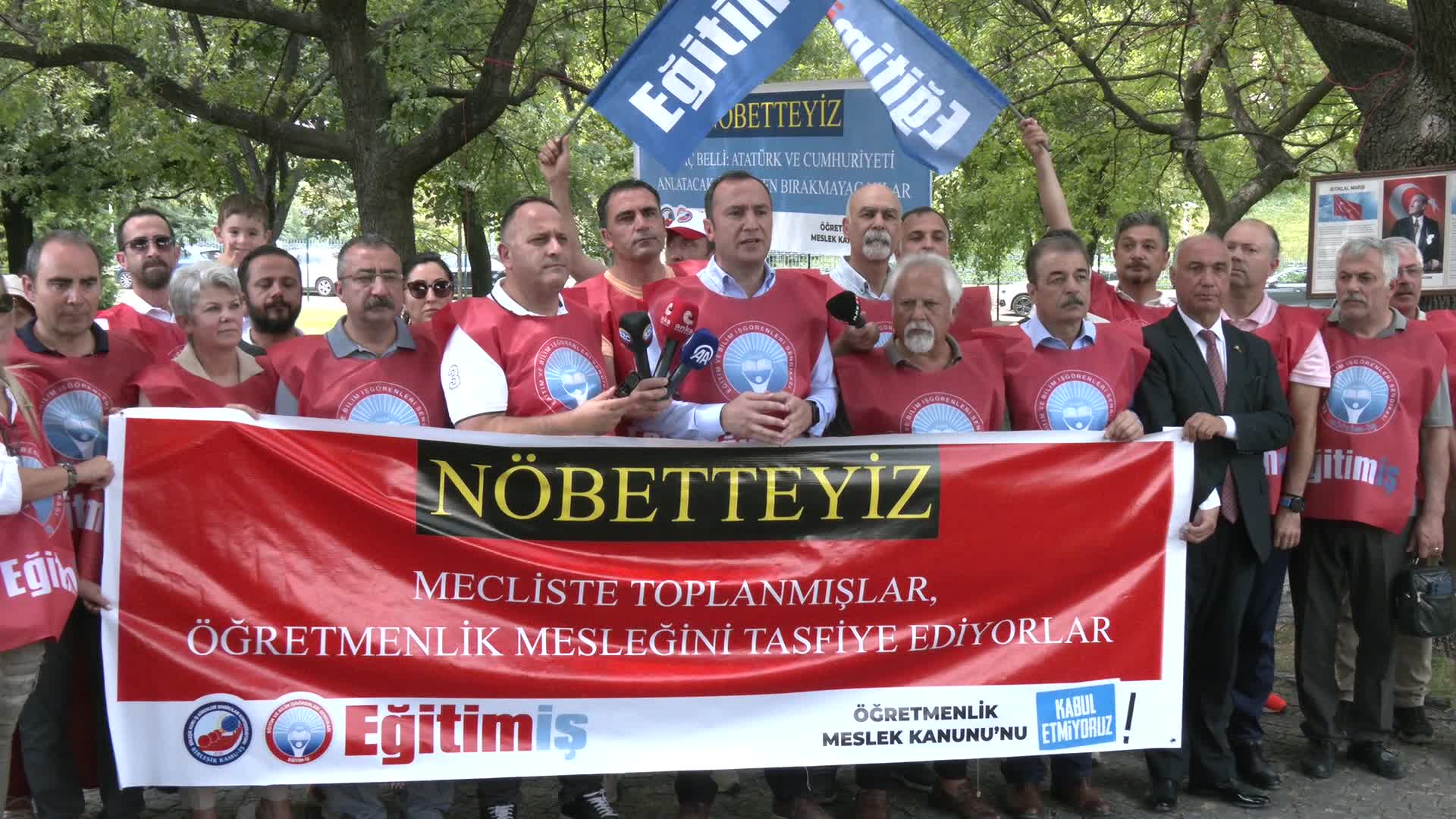 Eğitim-İş'ten TBMM önünde meslek nöbeti... Kadem Özbay: “Buldukları sistemin adı akademi. Bu bir akademi değil, AKP’nin kendi memurunu seçme sistemidir”