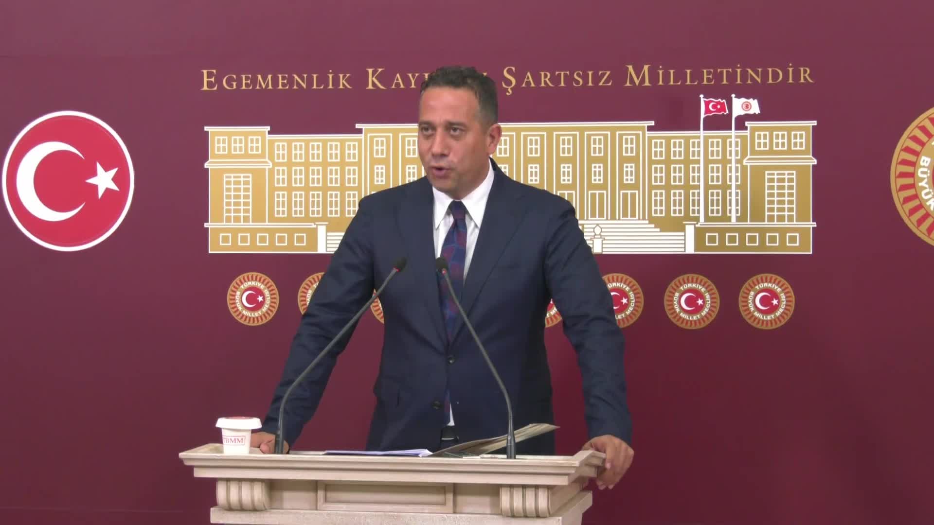 Ali Mahir Başarır’dan Bakan Şimşek’e: “Bir bakanınız Rönesans’ın uçağına biner. Maliye Bakanımız Rönesans’ın inşaat şirketinin malzemeleriyle villasını yeniler. Size hayat güzel. Olan işçiye, emekçiye, yoksula oluyor”