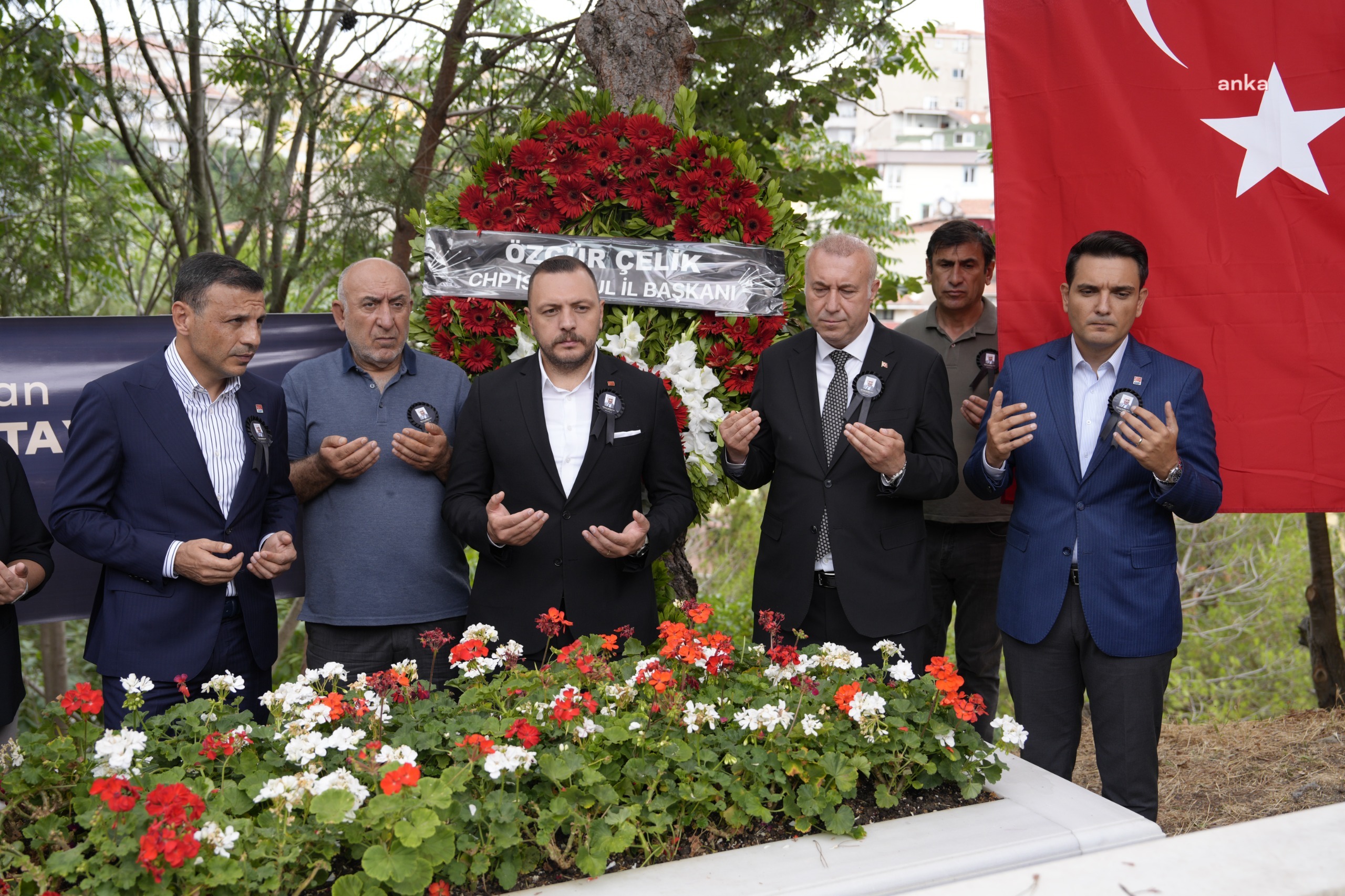Kartal Belediyesi, eski Bakan Mehmet Moğultay'ı kabri başında andı