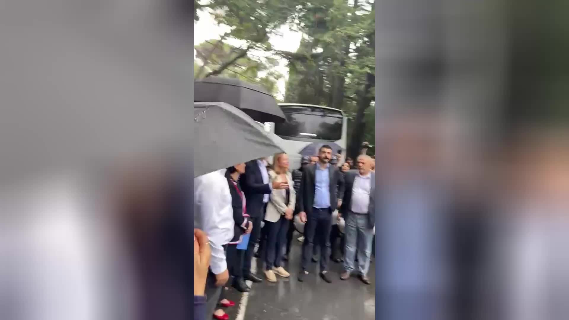 CHP'li vekiller, Boğaziçi Üniversitesi'ne sokulmak istenmedi...  Suat Özçağdaş:  "Siz bu akılla hiçbir şey yönetemezsiniz"