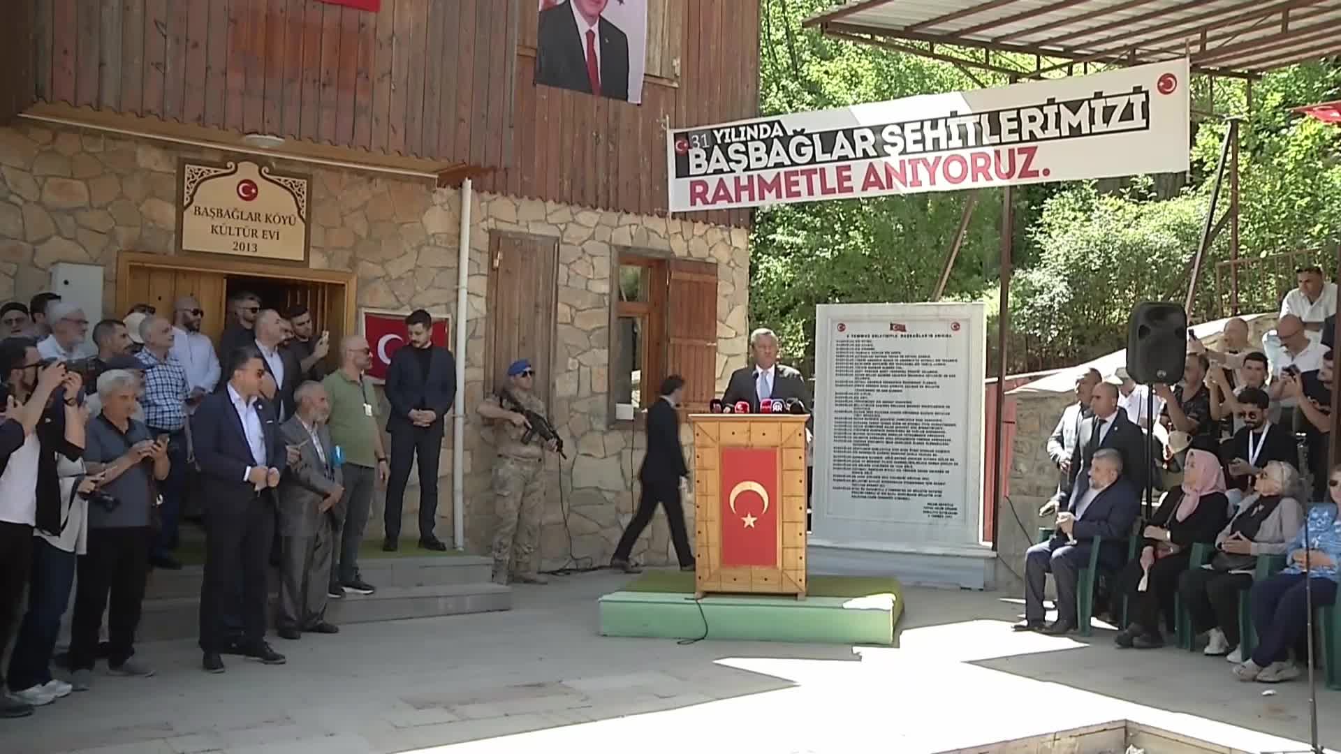 Özgür Özel, Erzincan Başbağlar'da: "Katliamla ilgili TBMM'de ivedilikle bir araştırma komisyonu kuralım"