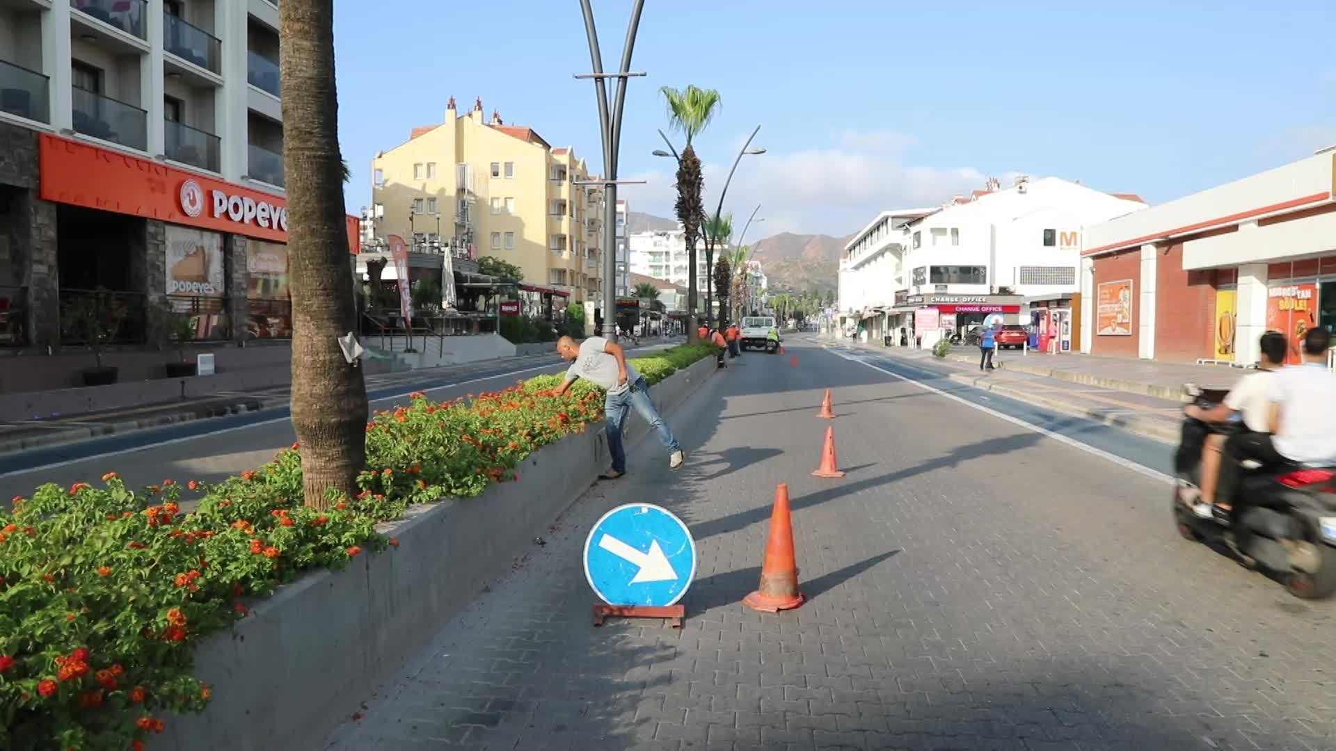 Marmaris Belediyesi'nden orta refüjlerde bakım
