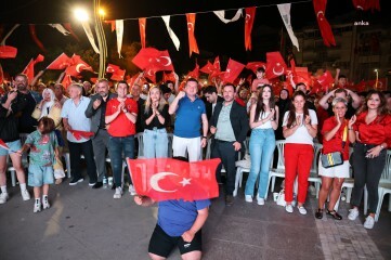 Milli maç heyecanı Silivri sahilinde dev ekranda yaşandı