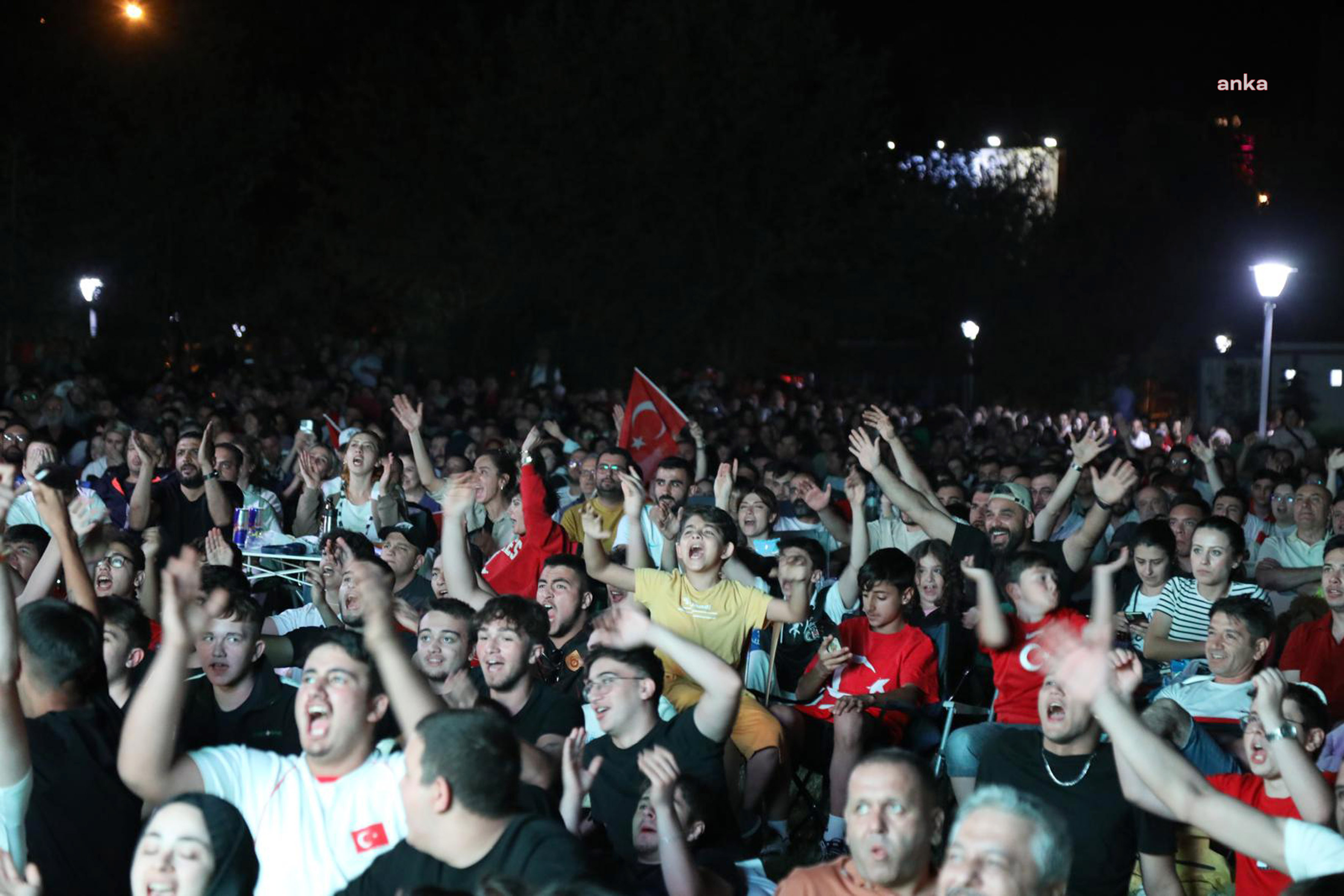 Çankaya Belediye Başkanı Güner, çeyrek final maçını Başkentlilerle izledi