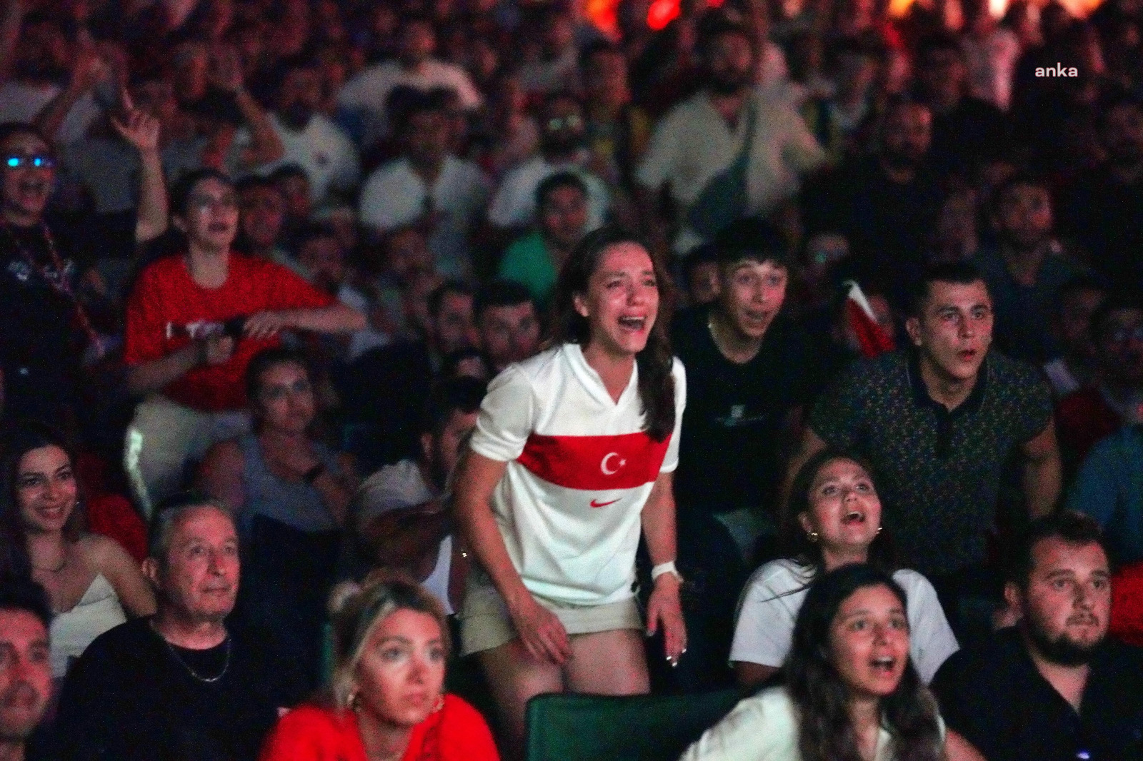 Futbol tutkusu İzmir'i sardı
