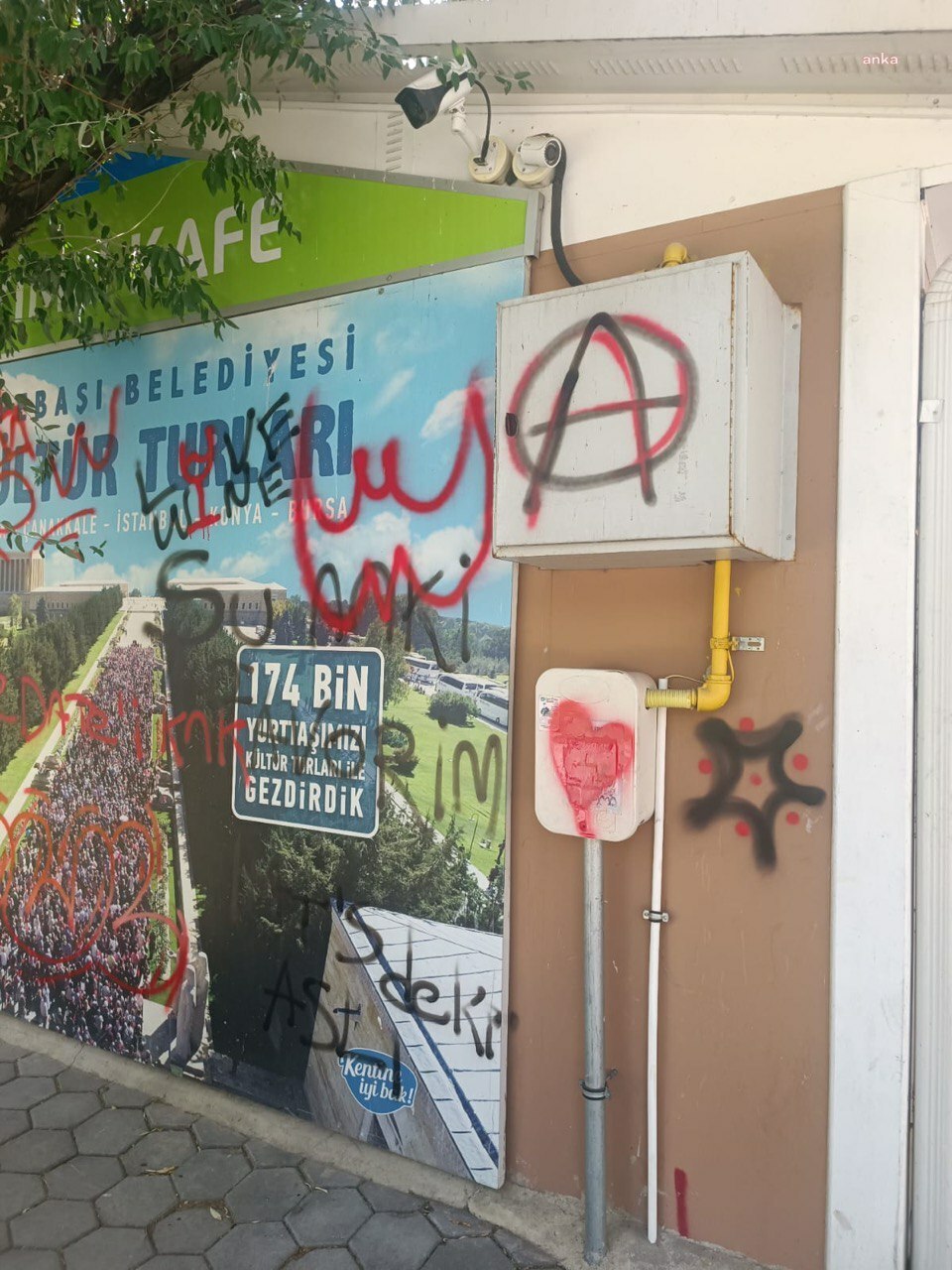 Tepebaşı'nda Ali Rıza Efendi Deneyimli Kafe'ye vandal saldırı