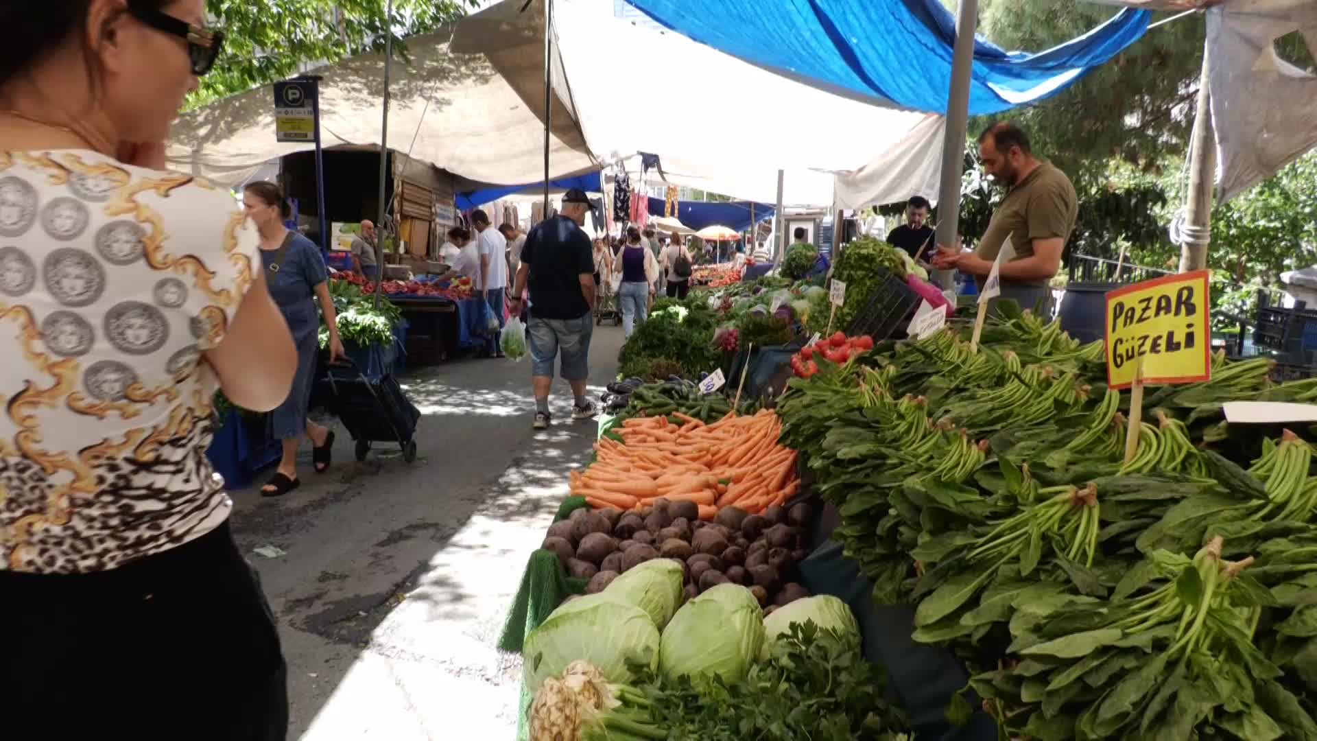 Pazarlarda mevsim sebze ve meyve fiyatlarının yüksekliğinden yakınan yurttaşlar: Artık patates soğanı taneyle alıyoruz