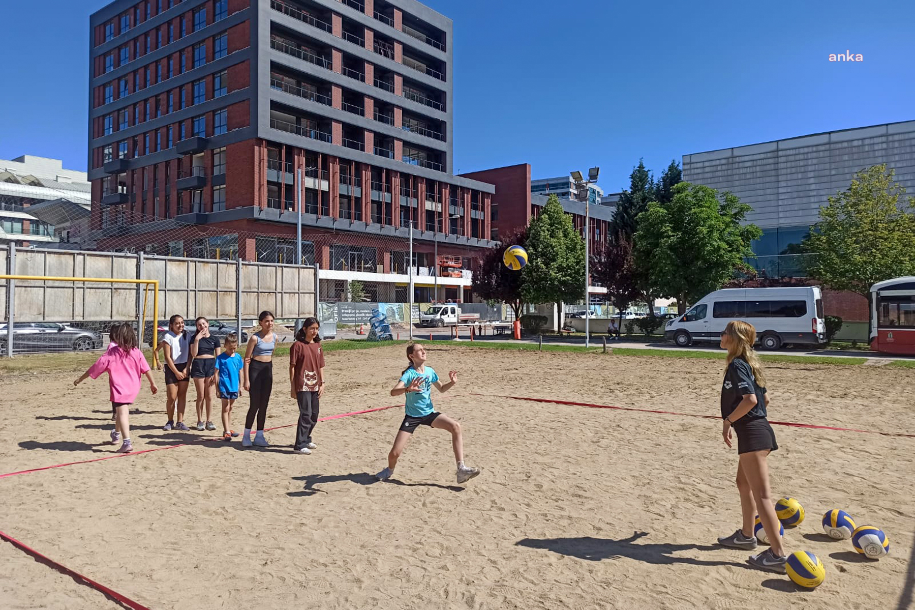 Tepebaşı’nda plaj voleybolu kursu başladı