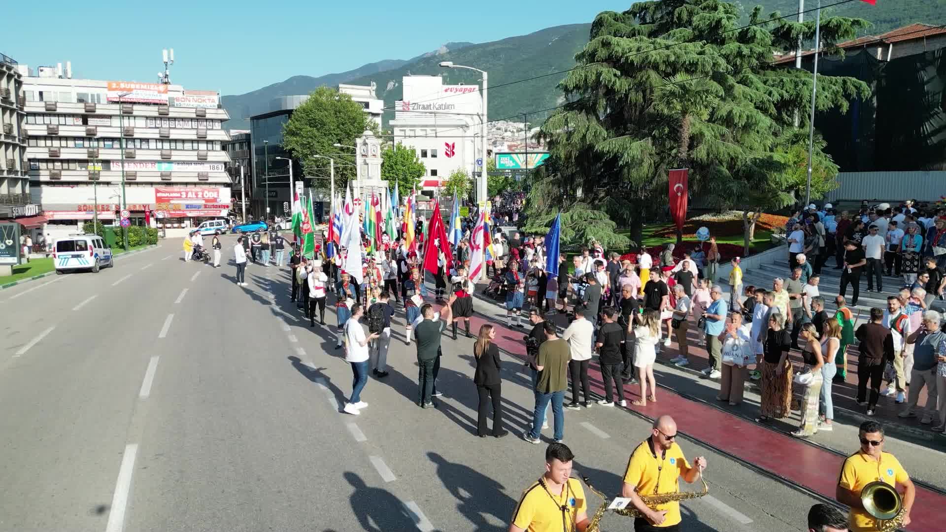 Bursa’da “Uluslararası Altın Karagöz Halk Dansları Yarışması” kortej yürüyüşü ve dans gösterileriyle başladı