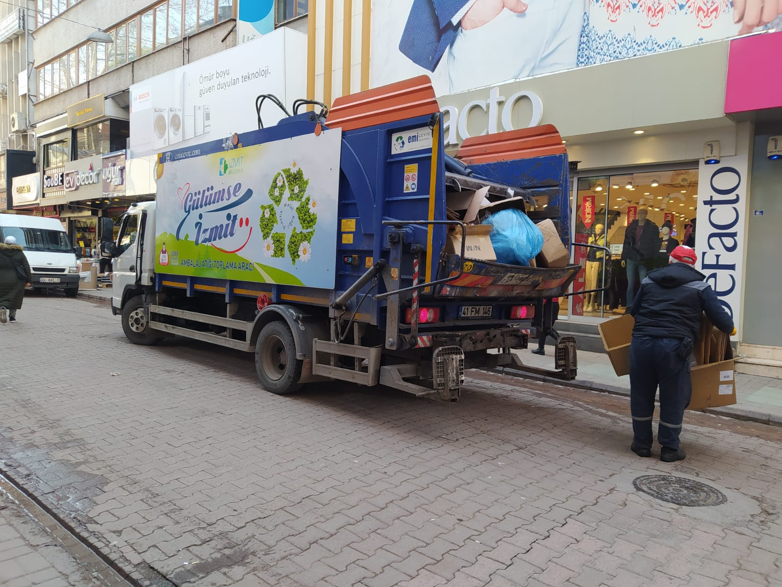 İZMİT BELEDİYESİ, GERİ DÖNÜŞÜME AYLIK 600 TON ATIK KAZANDIRDI