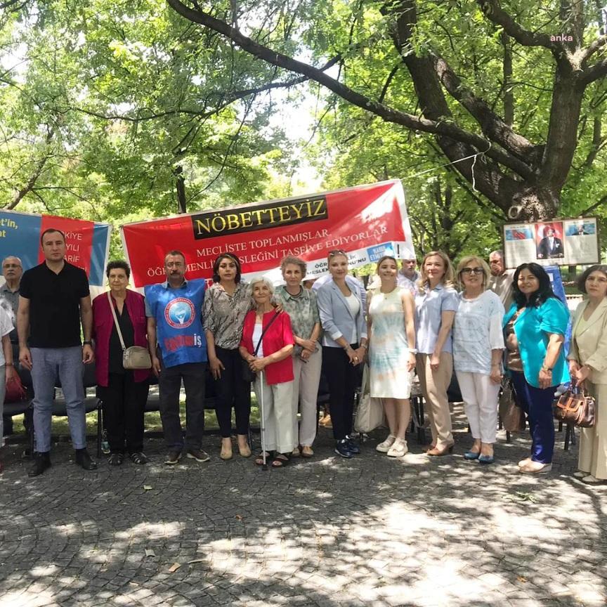 29 Ekim Kadınları Derneği, Öğretmenlik Meslek Kanunu teklifine karşı oturma eylemi yapan öğretmenleri ziyaret etti