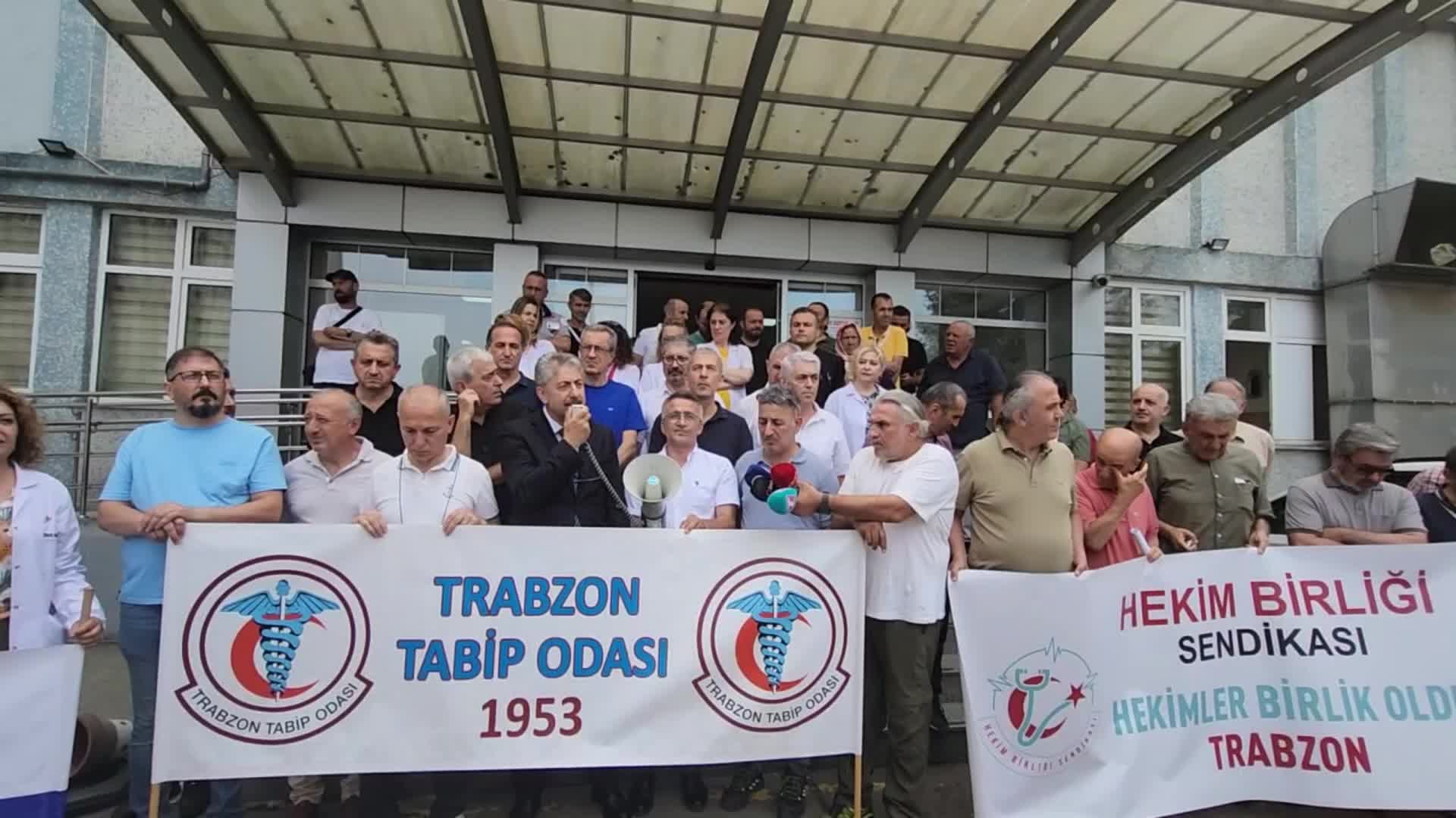 Trabzon'da sağlık çalışanlarına şiddet protesto edildi