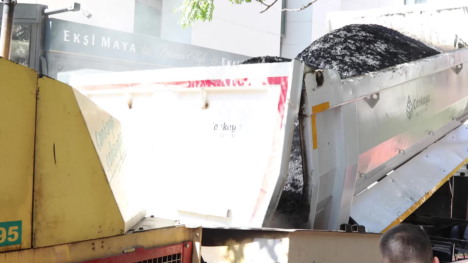 Çankaya Belediye Başkanı Güner, Buğday Sokak’taki asfalt çalışmalarını yerinde inceledi