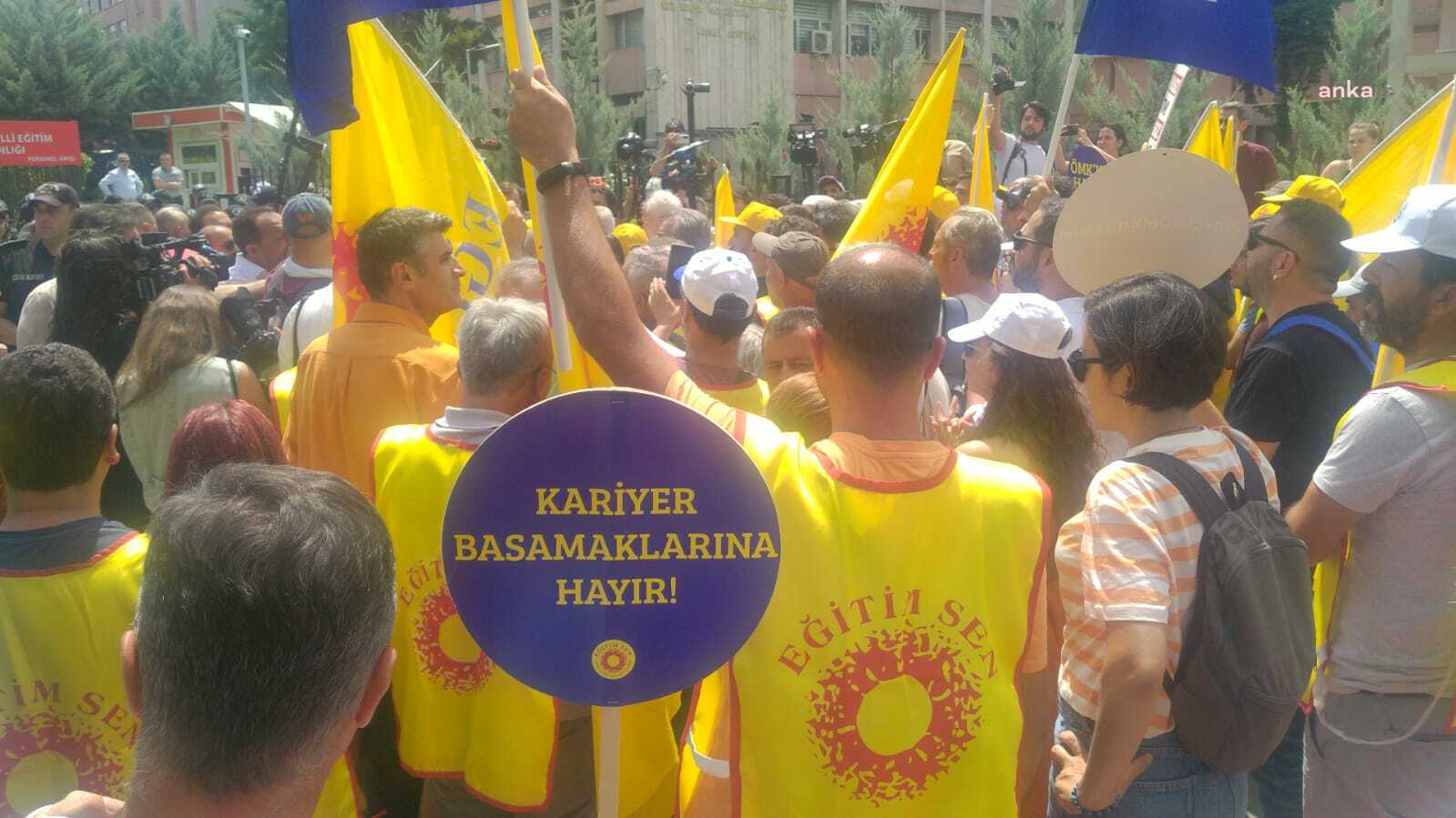 Eğitim-Sen'in MEB önünden Meclis önüne yürüyüşüne polis engeli