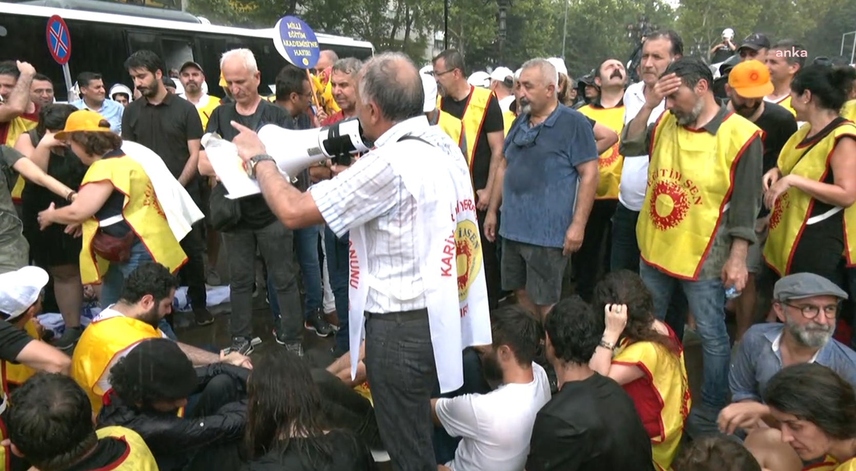 Meclis’e yürümeleri engellenen öğretmenler, yağmurun altında MEB önünde oturma eylemi başlattı
