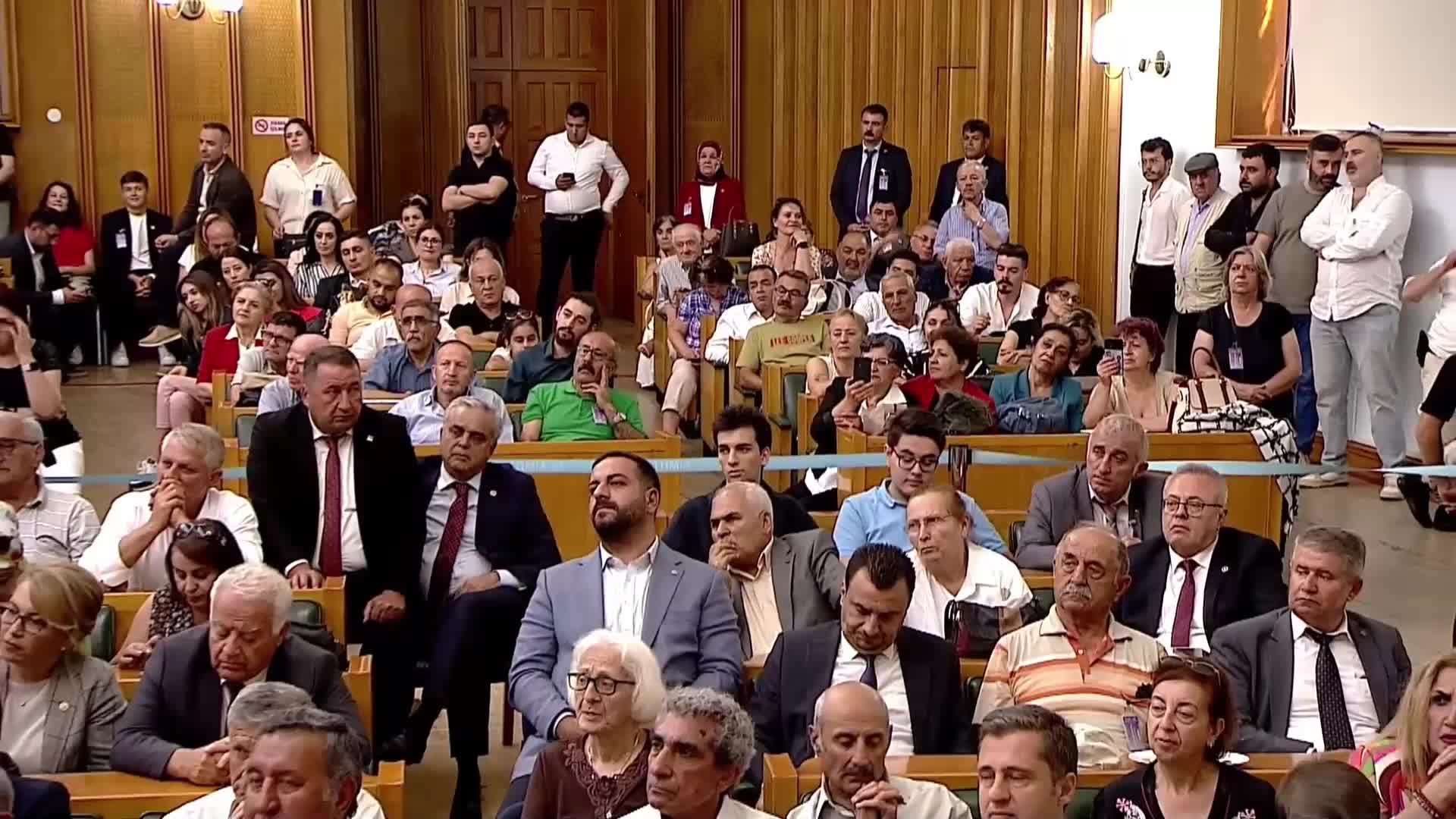 CHP TBMM grup toplantısı... Özgür Özel: "Türkiye, bugün 21.00’de ayağa kalk. Işıkları aç, ışıkları kapat”