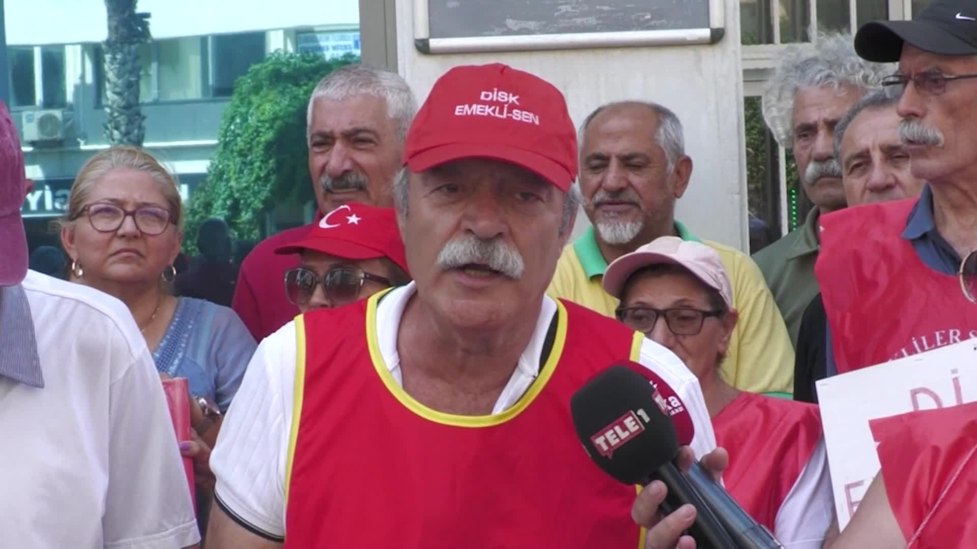 Maaş zamlarına tepki gösteren DİSK Emekli-Sen İzmir Şubesi üyeleri erken seçim çağrısı yaptı