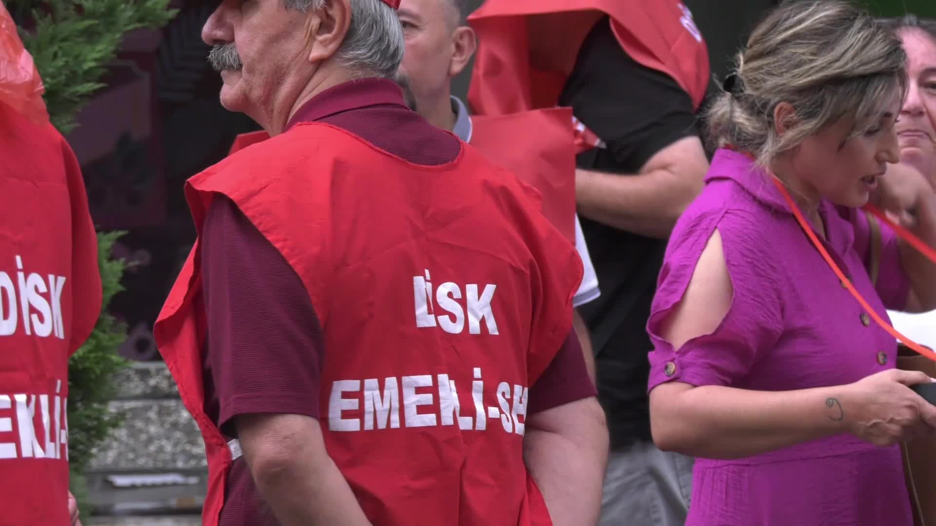 Emeklilerden iktidara çağrı: "Bizler onların işaret ettiği yöne bakmıyor, erken seçimi işaret ediyoruz"