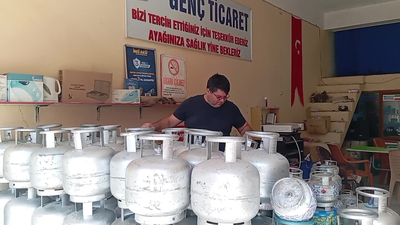 Tüpe gelen zamma tepki gösteren vatandaş: "Küçük tüpü bile zor dolduruyoruz. Çocuğumuz aç mı duracak?"