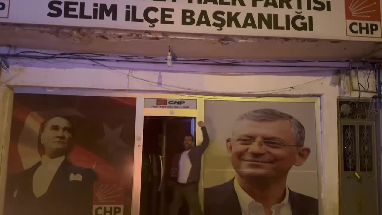 Kars Selim CHP Gençlik Kolları’ndan ışık açma-kapama eylemine destek