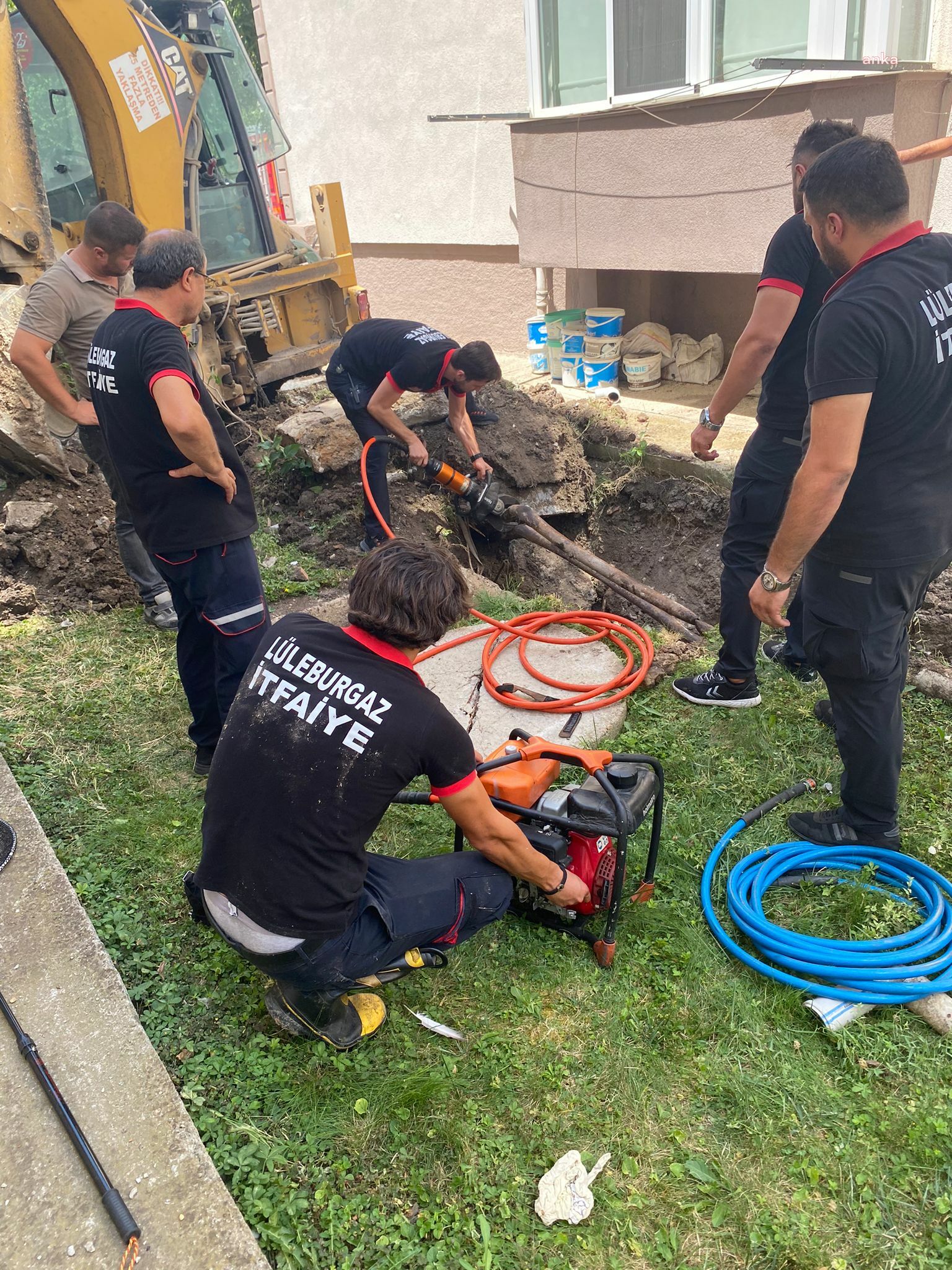 Lüleburgaz Belediyesi ekipleri, boruya sıkışan yavru kediyi kurtardı