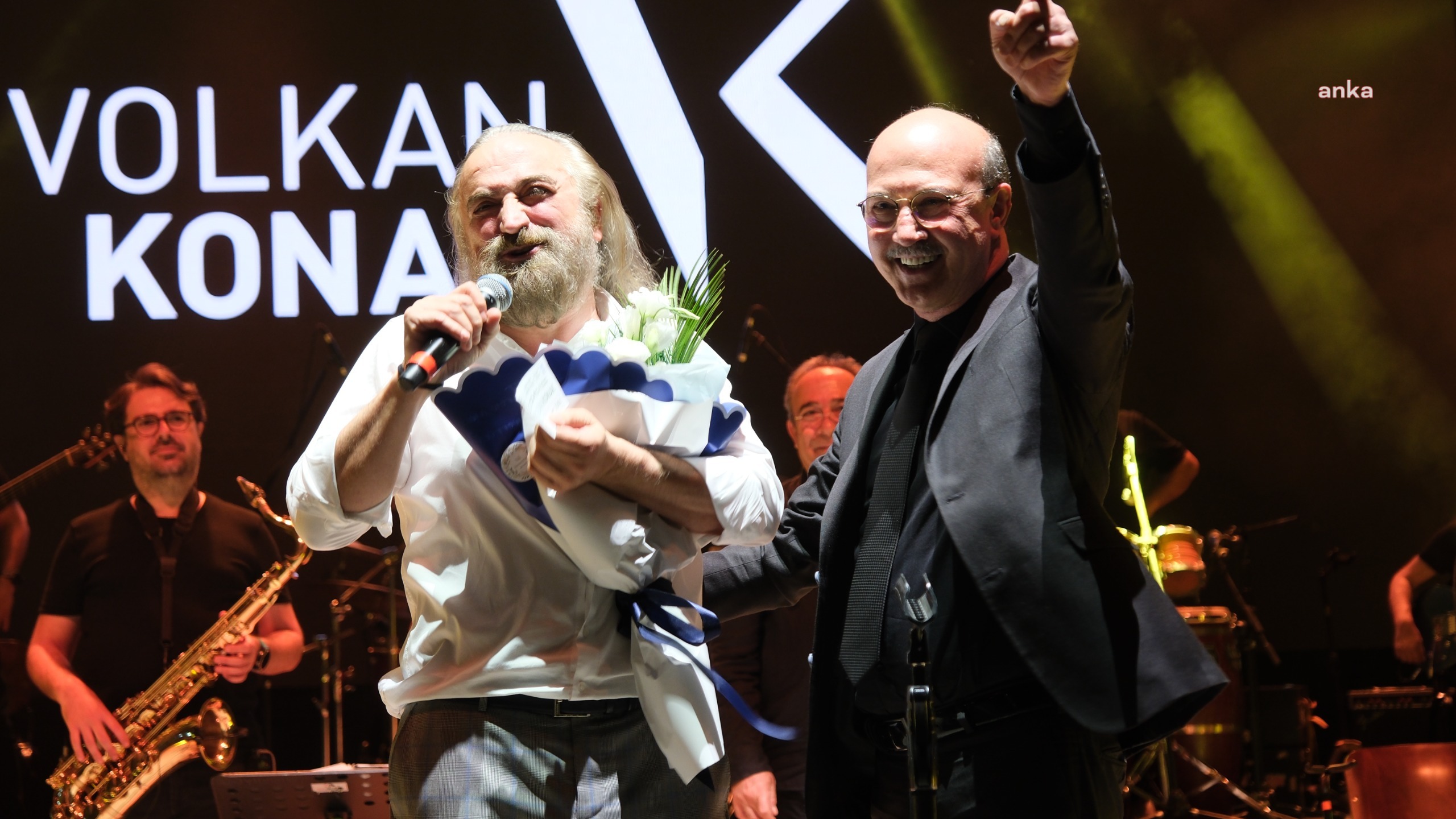 Volkan Konak, şarkılarını Akşehirliler için söyledi